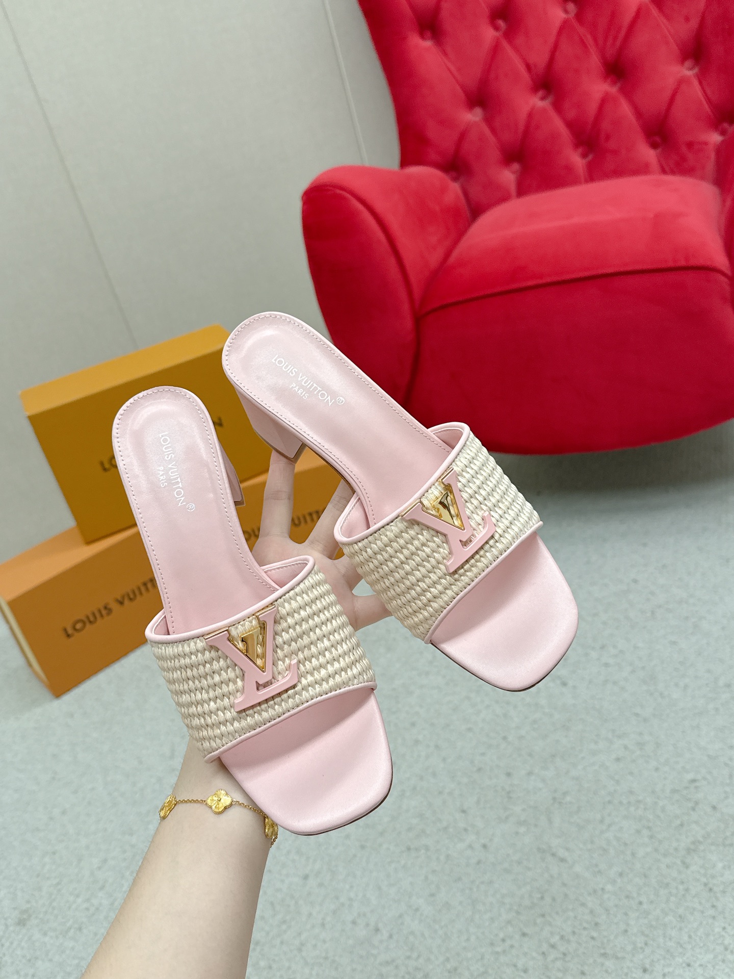 “624 Louis Vuitton Heel Sandals: Top Version Review and Street Style” - 图片 5