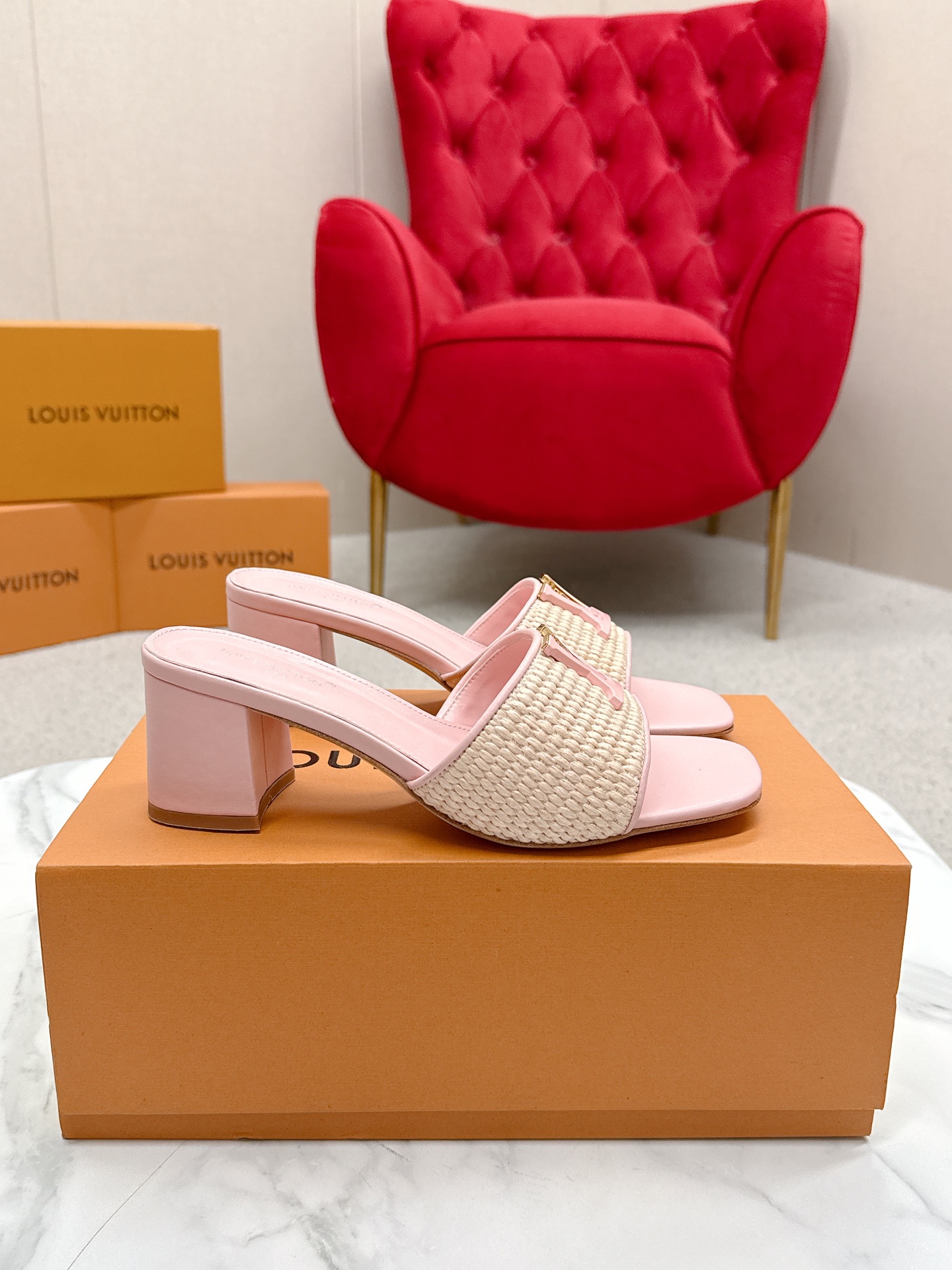 “624 Louis Vuitton Heel Sandals: Top Version Review and Street Style” - 图片 3