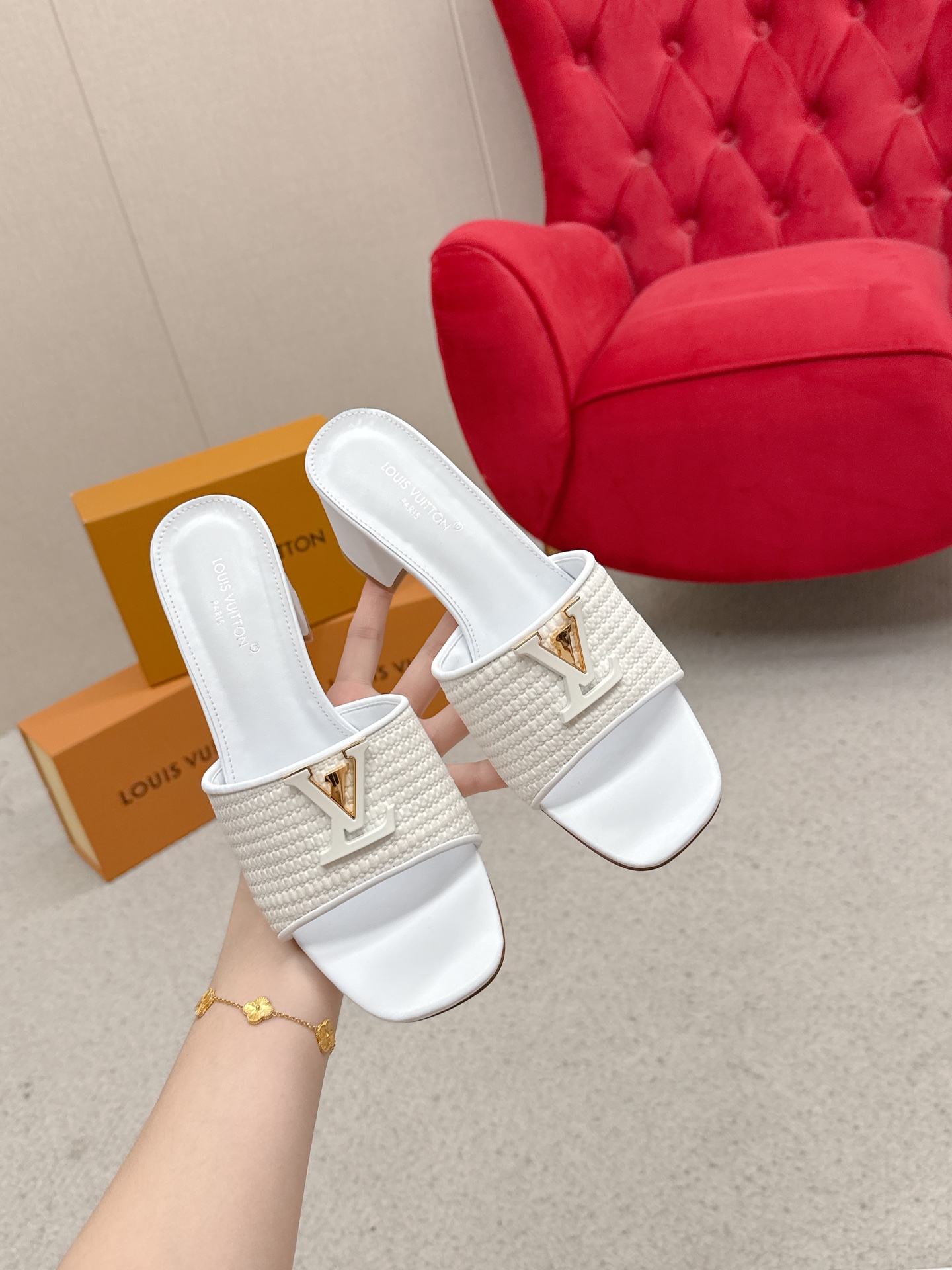 Title: Louis Vuitton 624 Heel Sandals Review Summary: Review of Louis Vuitton 624 heel sandals, top version, mentioning full air and streets. - 图片 5
