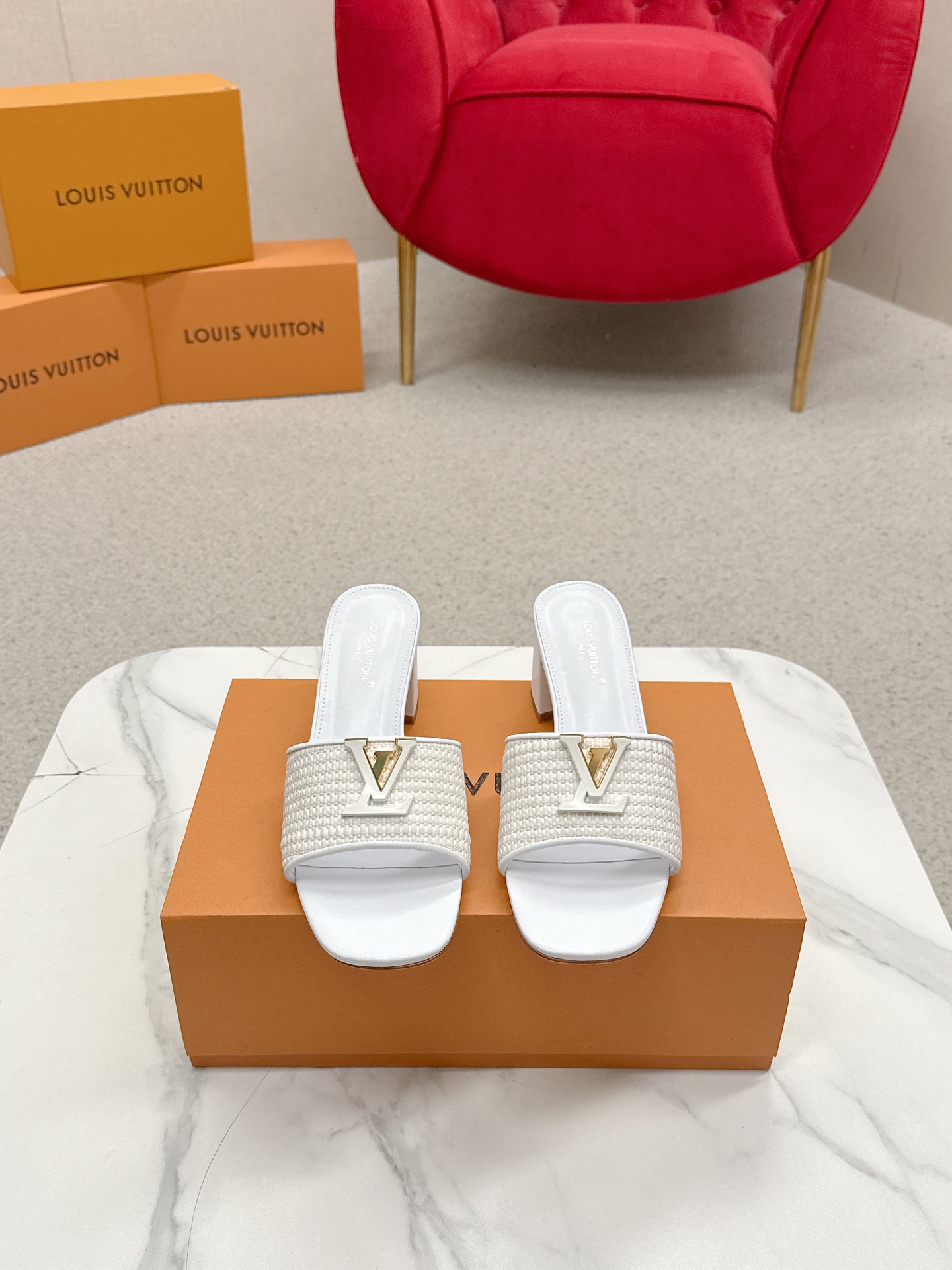 Title: Louis Vuitton 624 Heel Sandals Review Summary: Review of Louis Vuitton 624 heel sandals, top version, mentioning full air and streets. - 图片 2