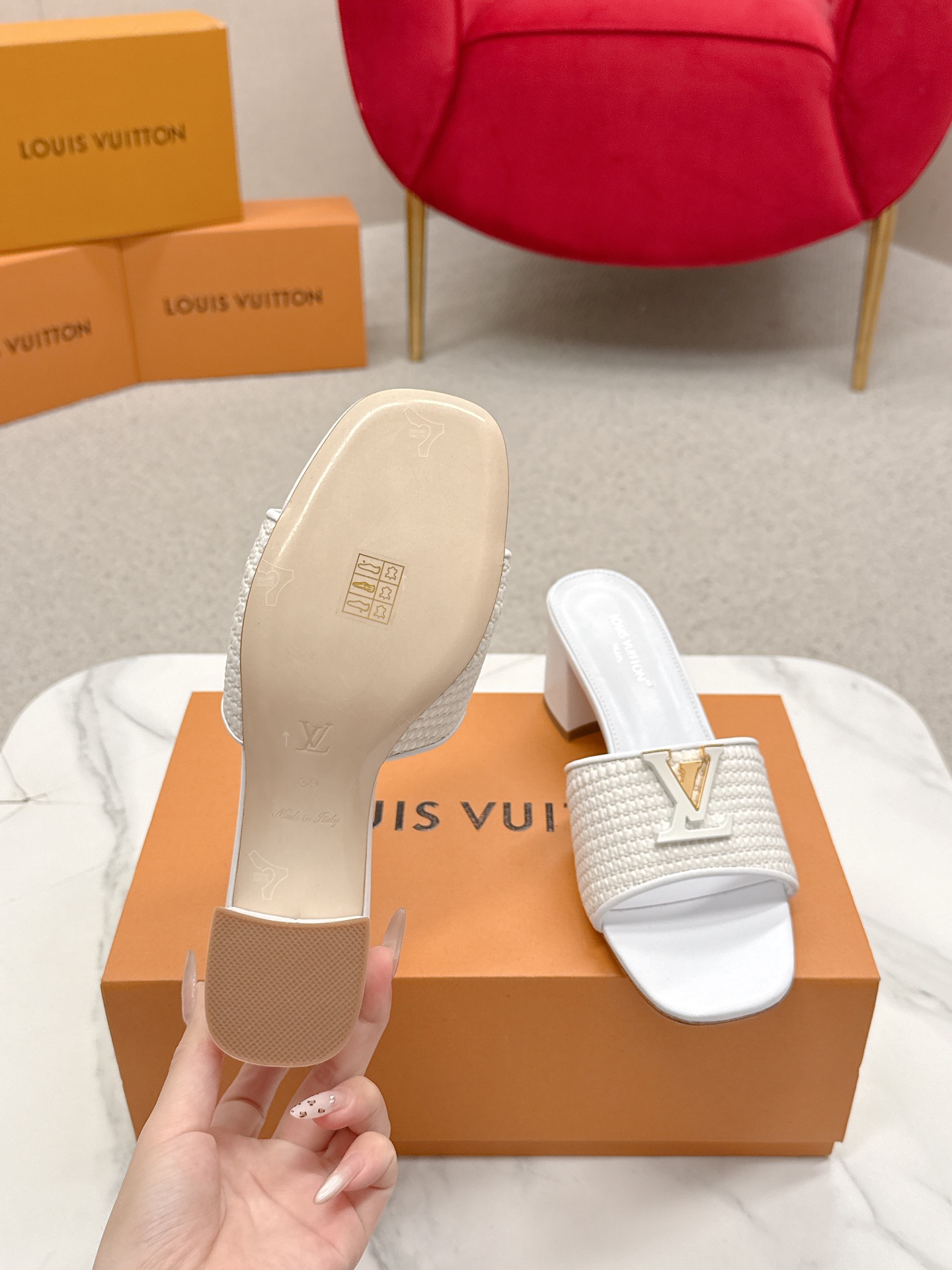 Title: Louis Vuitton 624 Heel Sandals Review Summary: Review of Louis Vuitton 624 heel sandals, top version, mentioning full air and streets. - 图片 9