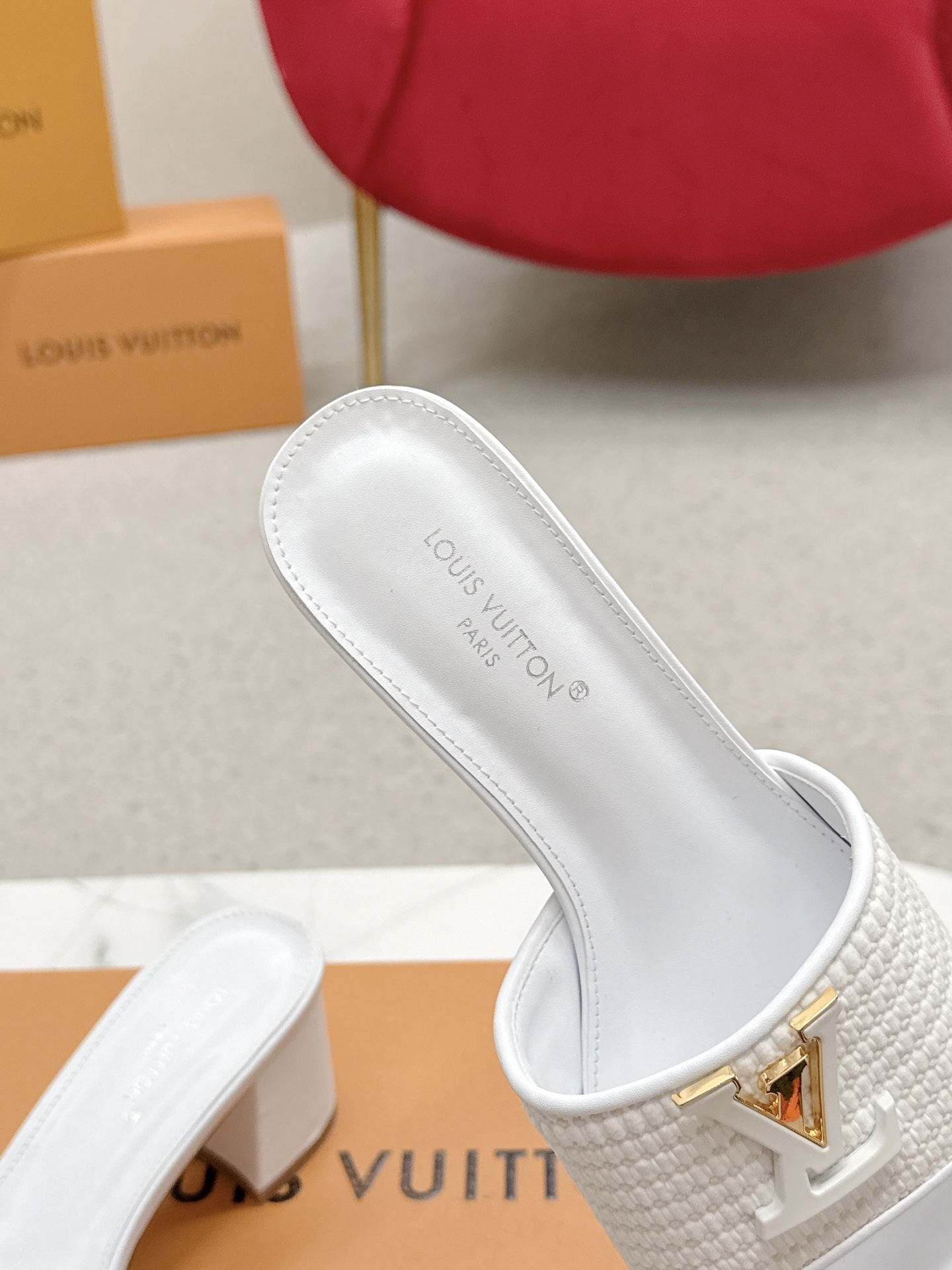 Title: Louis Vuitton 624 Heel Sandals Review Summary: Review of Louis Vuitton 624 heel sandals, top version, mentioning full air and streets. - 图片 7