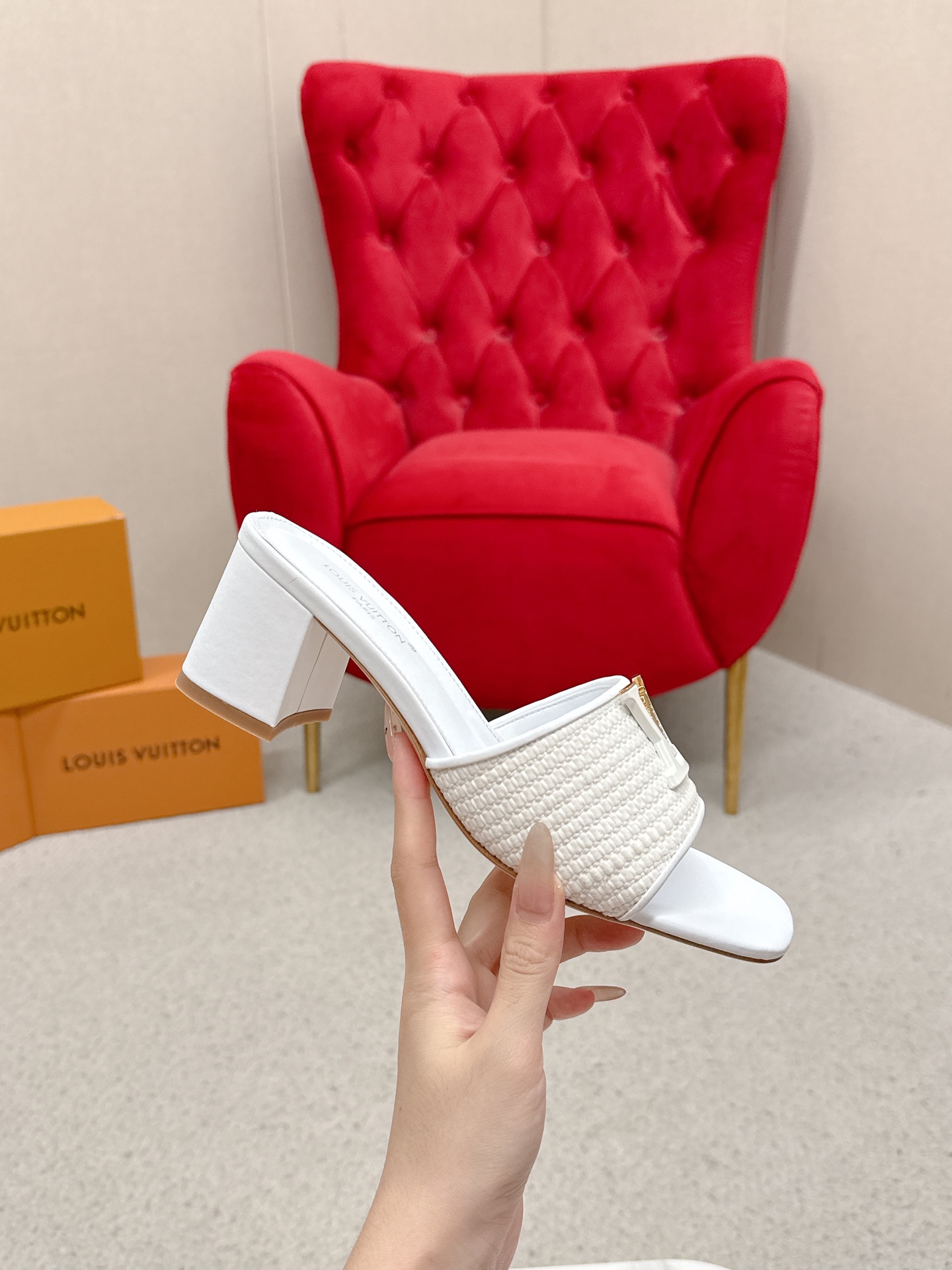 Title: Louis Vuitton 624 Heel Sandals Review Summary: Review of Louis Vuitton 624 heel sandals, top version, mentioning full air and streets. - 图片 4