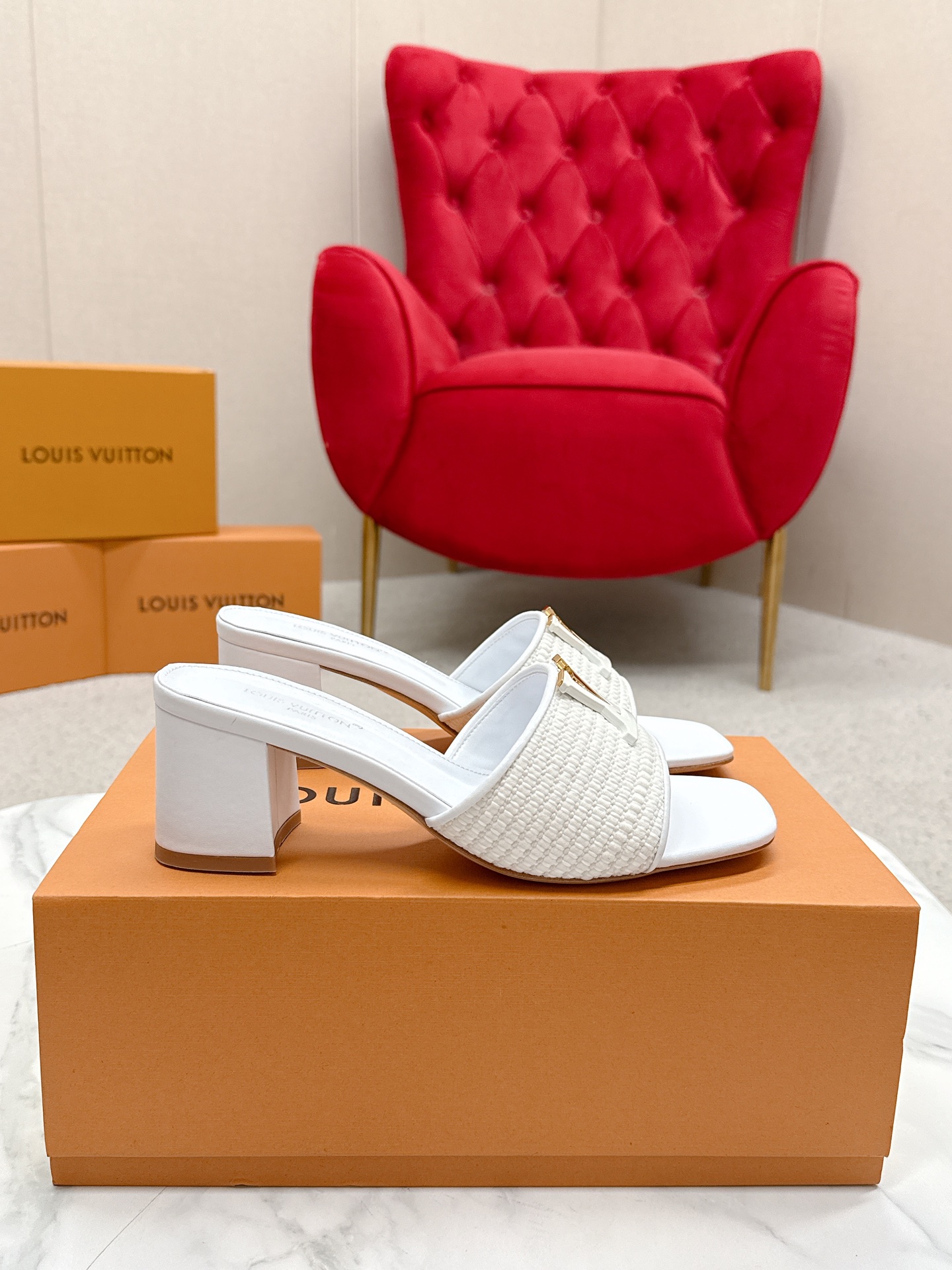 Title: Louis Vuitton 624 Heel Sandals Review Summary: Review of Louis Vuitton 624 heel sandals, top version, mentioning full air and streets. - 图片 3