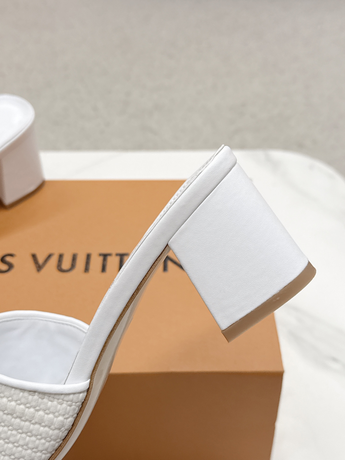 Title: Louis Vuitton 624 Heel Sandals Review Summary: Review of Louis Vuitton 624 heel sandals, top version, mentioning full air and streets. - 图片 8