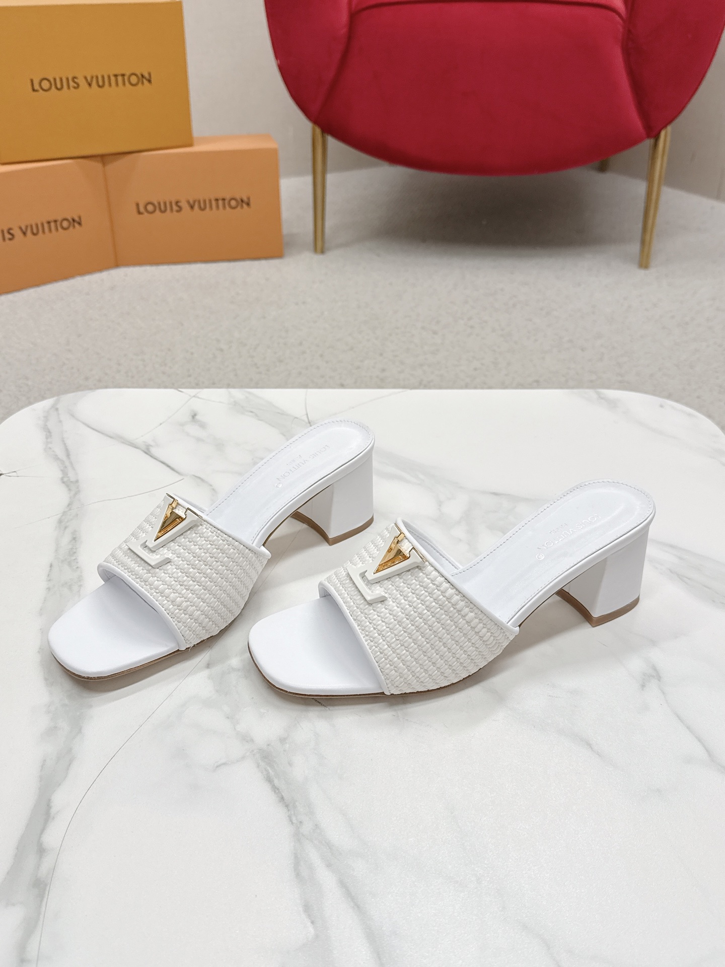 Title: Louis Vuitton 624 Heel Sandals Review Summary: Review of Louis Vuitton 624 heel sandals, top version, mentioning full air and streets. - 图片 6