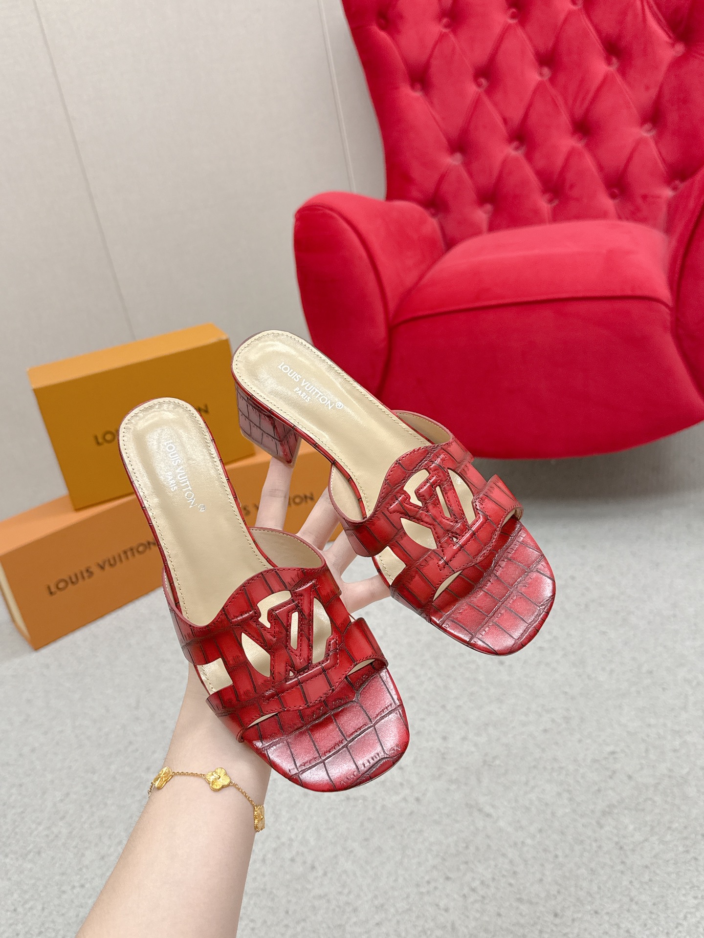 “Louis Vuitton 624 Sandals Review: Top Version with LV Logo” - 图片 5