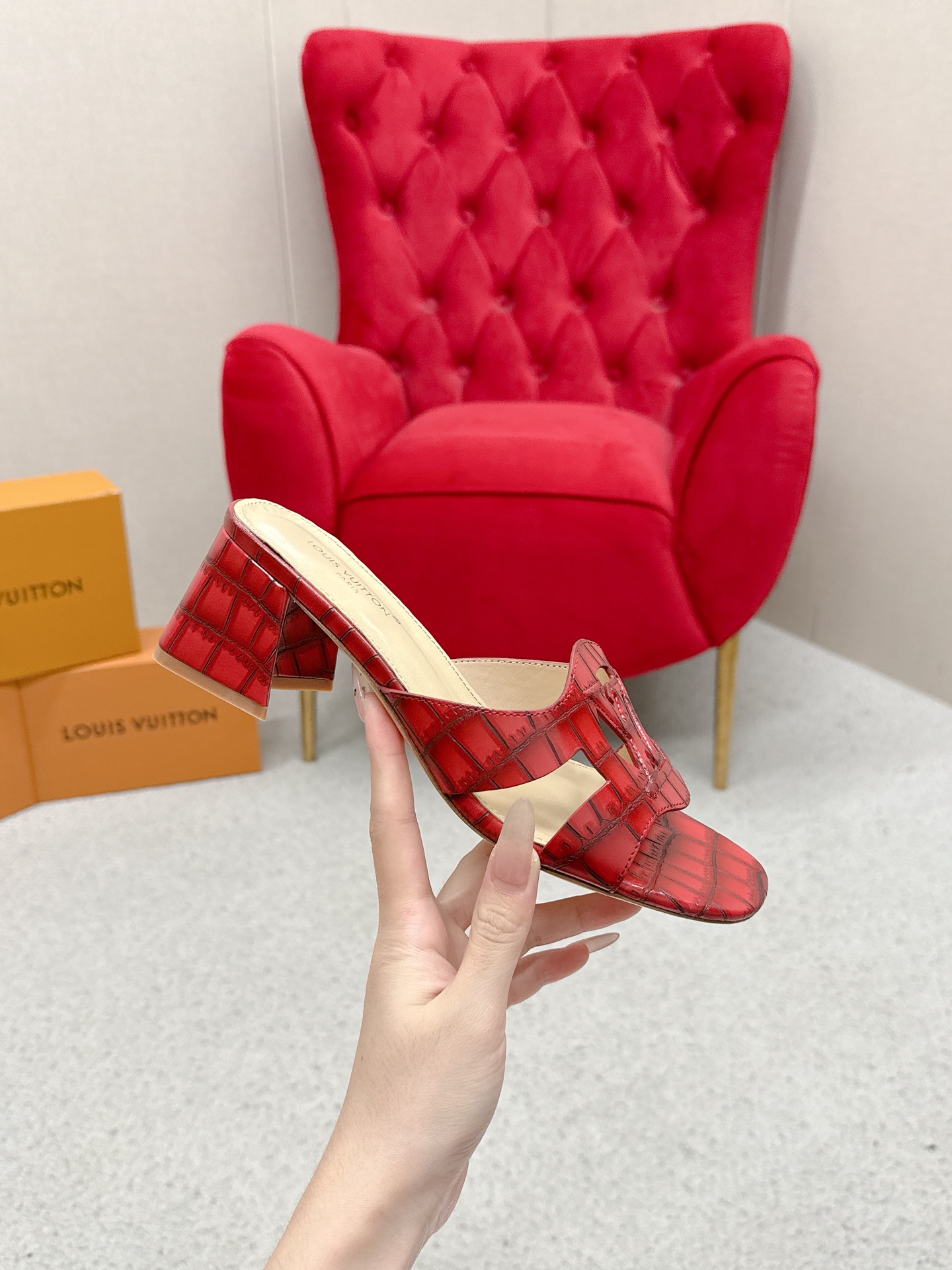 “Louis Vuitton 624 Sandals Review: Top Version with LV Logo” - 图片 4
