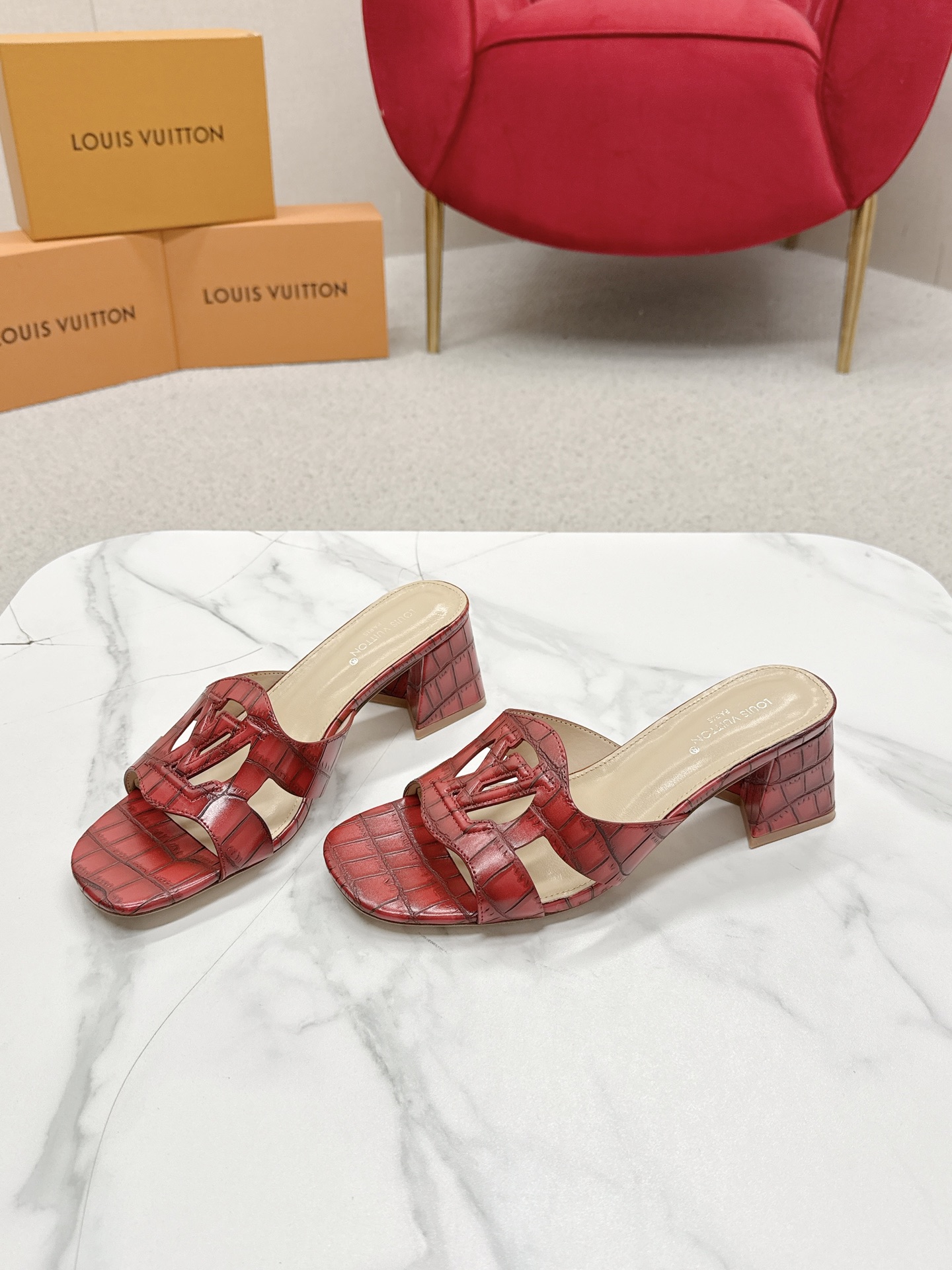 “Louis Vuitton 624 Sandals Review: Top Version with LV Logo” - 图片 6