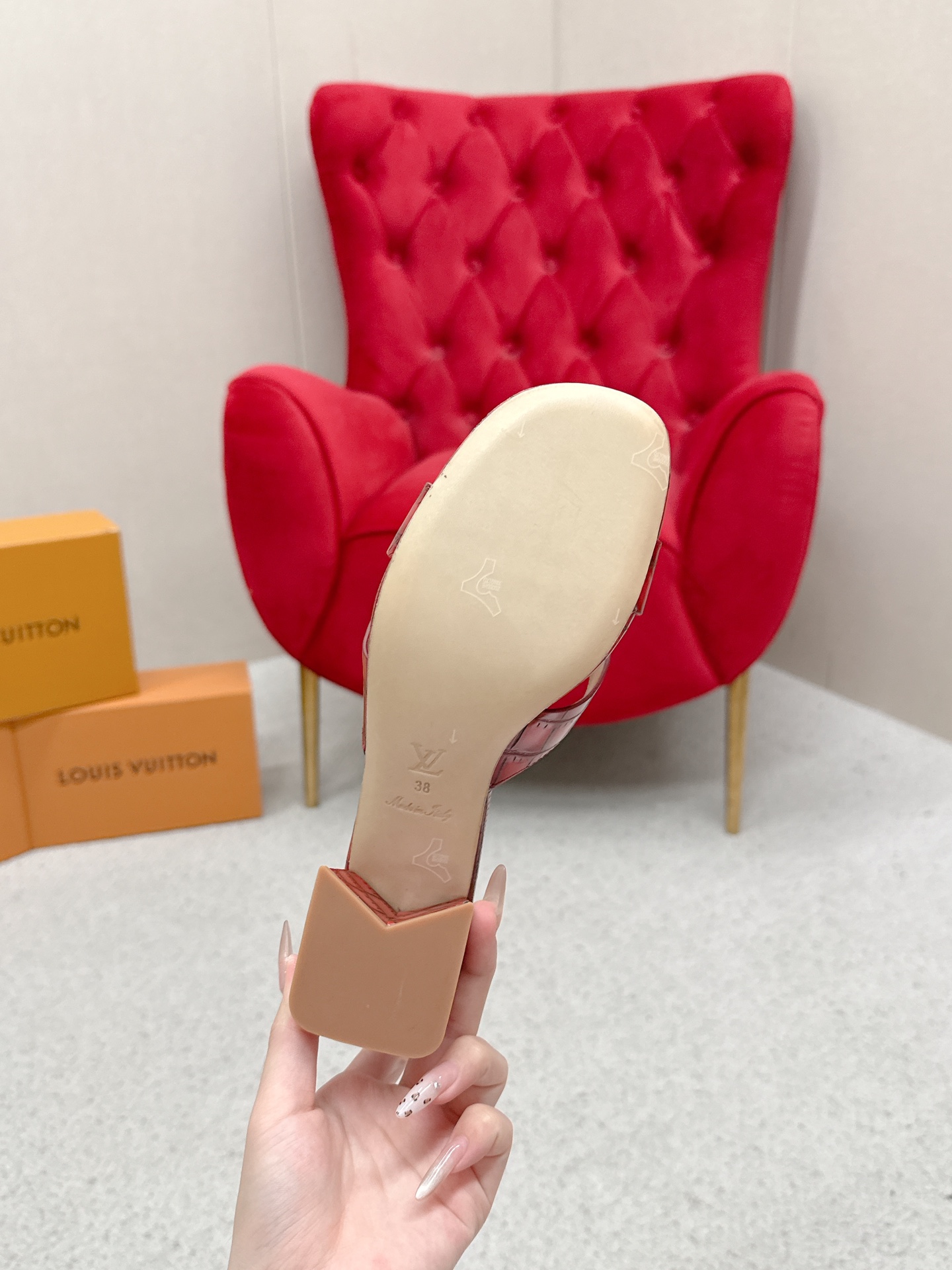 “Louis Vuitton 624 Sandals Review: Top Version with LV Logo” - 图片 9