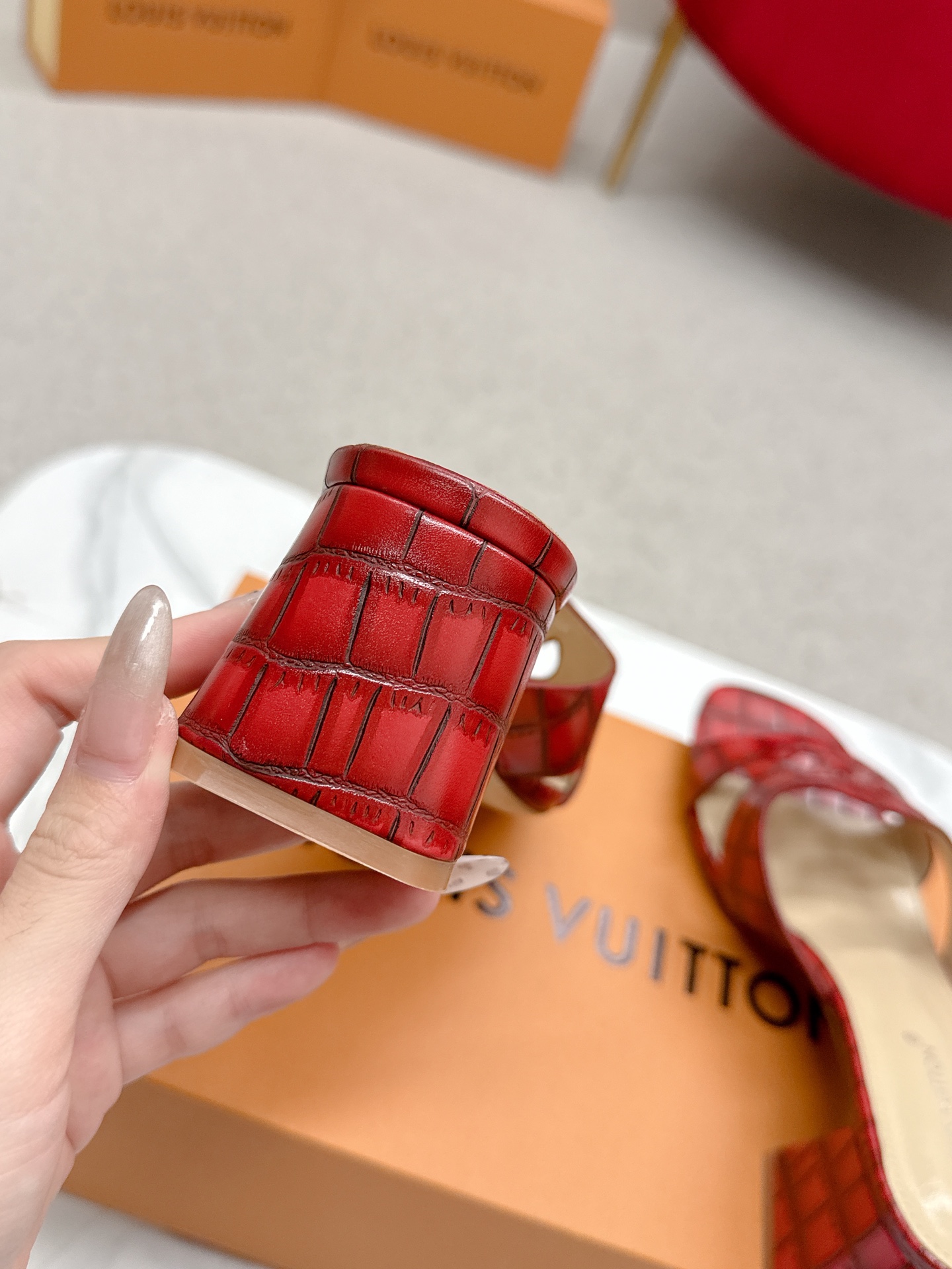 “Louis Vuitton 624 Sandals Review: Top Version with LV Logo” - 图片 8