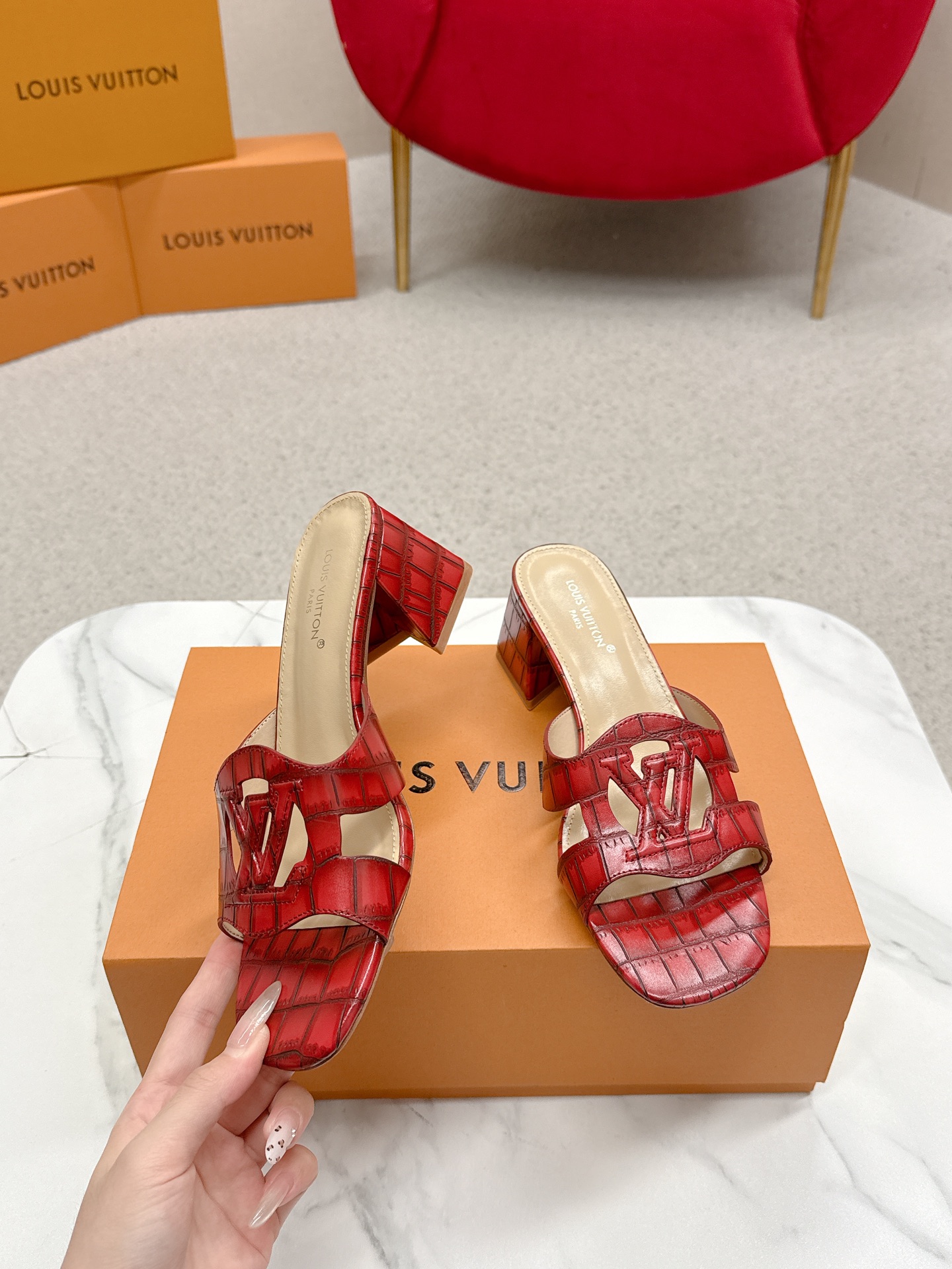 “Louis Vuitton 624 Sandals Review: Top Version with LV Logo”