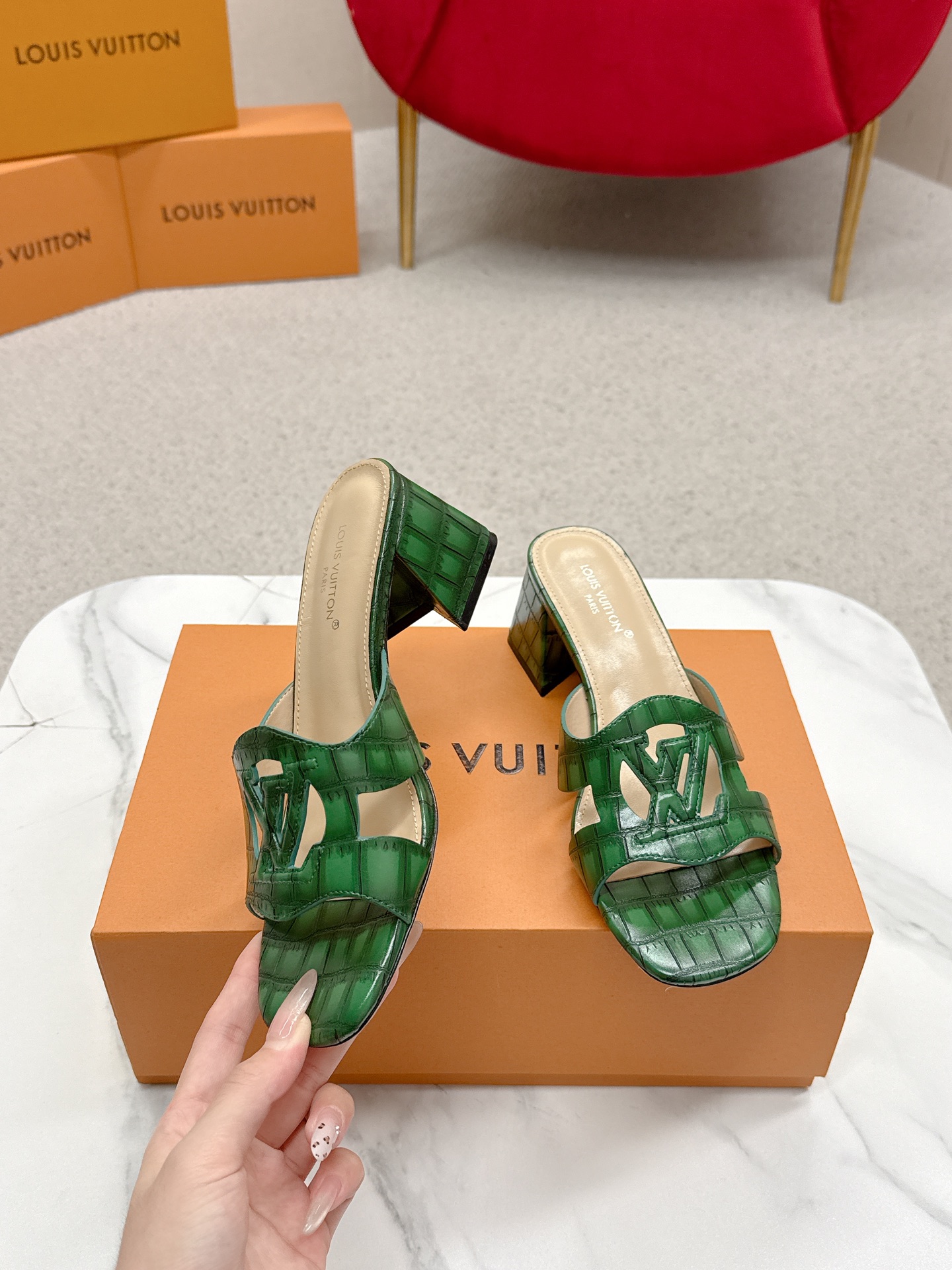“624Losis Vuitt Heel Sandals LV Louis Vuitton Top Version Review: Airy Streets Full of Dents”