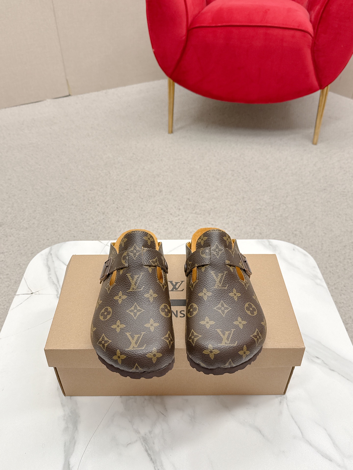 NO:459941,LV | Louis Vuitton 25 new autumn and winter products, the counter is the latest style, the presbyopia bread Muller wool slippers are on the newest, the purchasing level!  Full of high-end feeling!  A popular model from domestic and foreign bloggers, retro and fashionable, beautiful!  Official website main model★ Upper: original oxen silhouette/presby skin/densing denim outsole: original molded rubber foamed outsole Size: women 35-39 men 40-44 (women 40.41 men 45 customization, no return or exchange), semi-drag, louis vuitton, louis vuitton, slippers19860909LV | 路易威登 25 秋冬新品 专柜主打最新款 老花面包穆勒羊毛拖鞋硬货上新 代购级别！高级感十足！国内外博主刷爆的一款,复古又时髦上脚美炸了！官网主推款★ 鞋面:原版牛猄/老花皮/丹宁牛仔 大底:原版开模橡胶发泡大底 码数:女35-39 男40-44（女40.41 男45定制 不退换）,半拖,louis vuitton,louis vuitton,slippers,Women's Shoes
