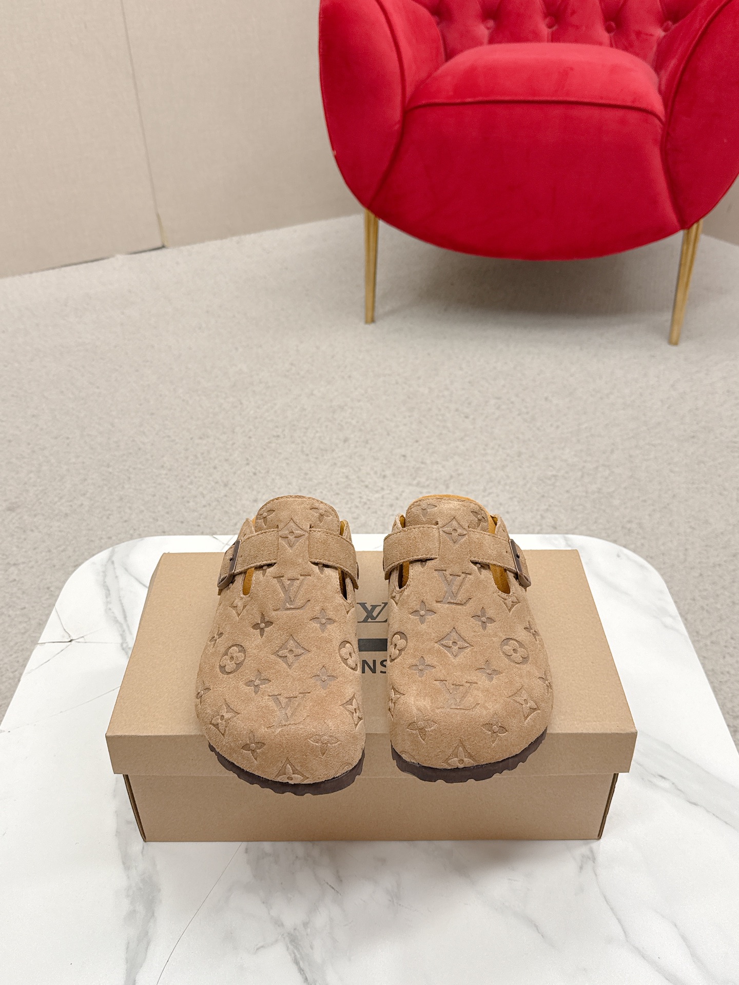 NO:348757,LV | Louis Vuitton 25 new autumn and winter products, the counter is the latest style, the presbyopia bread Muller wool slippers are on the newest, the purchasing level!  Full of high-end feeling!  A popular model from domestic and foreign bloggers, retro and fashionable, beautiful!  Official website main model★ Upper: original oxen silhouette/presby skin/densing denim outsole: original molded rubber foamed outsole Size: women 35-39 men 40-44 (women 40.41 men 45 customization, no return or exchange),,louis vuitton,louis vuitton,slippers19860909LV | 路易威登 25 秋冬新品 专柜主打最新款 老花面包穆勒羊毛拖鞋硬货上新 代购级别！高级感十足！国内外博主刷爆的一款,复古又时髦上脚美炸了！官网主推款★ 鞋面:原版牛猄/老花皮/丹宁牛仔 大底:原版开模橡胶发泡大底 码数:女35-39 男40-44（女40.41 男45定制 不退换）,,louis vuitton,louis vuitton,slippers,Men's shoes