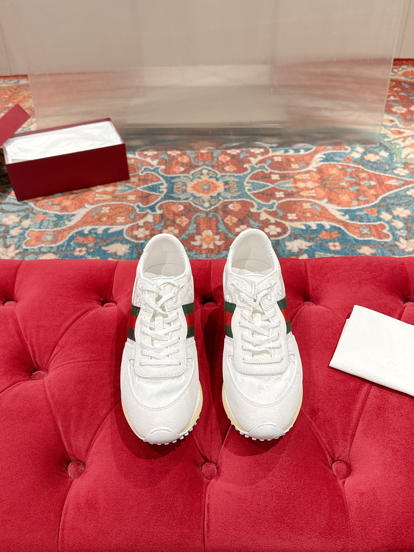 NO:464755,Men's GUCCI Gucci 2025 latest spring and summer show style sports shoes Forrest Gump shoes Super popular 25-style show items with super high appearance rate Many celebrities and celebrities are planting grass. The classic shoe design uses innovative stitching technology to create a water-like flowing texture. Super comfortable to put on the feet. Leather splicing breathable logo cloth plus classic green and red webbing embellishments all show the brand tone (buttons can be detached) Original mold opening combination outsole Size: Men 39-44 (men 45 customized, non-returnable), casual shoes/sports shoes, gucci, gucci, sneakers19860909男 GUCCI古驰2025最新春夏走秀款 运动鞋 阿甘鞋 超火的25秀款单品 出镜率超高 好多明星网红种草 经典的鞋型设计采用创新缝线工艺打造如水般的流动质感 上脚超级舒适 皮革拼接透气logo布加上经典绿红织带点缀 无不彰显品牌调性（扣子可拆卸）原版开模组合大底Size:男39-44（男45 定制 不退换）,休闲鞋/运动鞋,gucci,gucci,sneakers,Women's Shoes