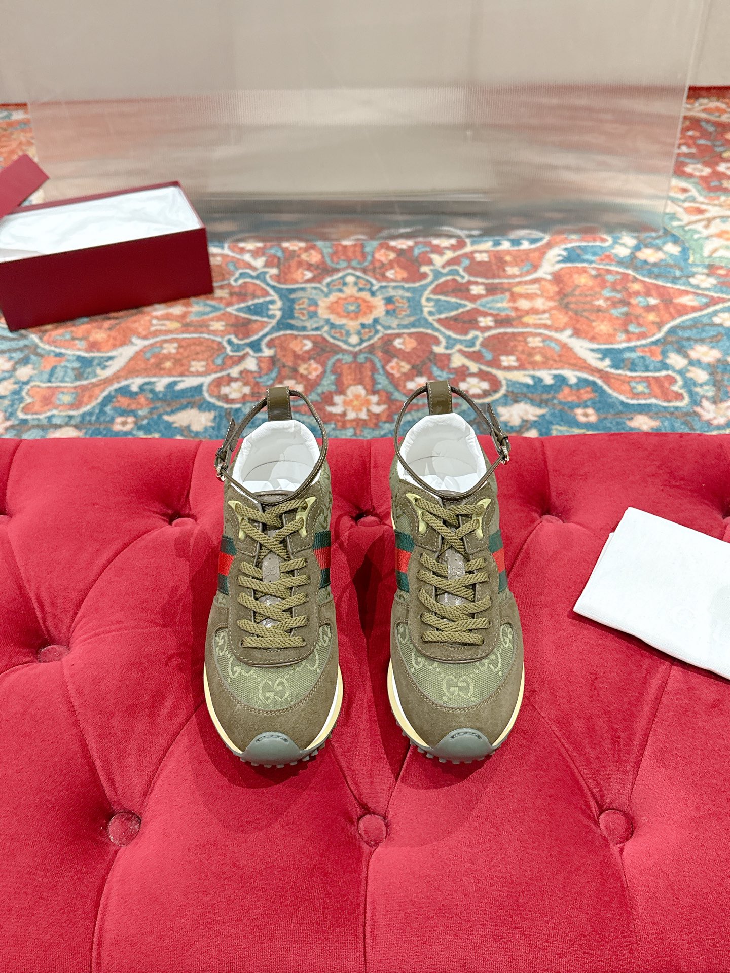 NO:464790,Women's GUCCI Gucci 2025 latest spring and summer show style sports shoes Forrest Gump shoes Super popular 25-style show items with super high appearance rate Many celebrities and celebrities are planting grass. The classic shoe design uses innovative stitching technology to create a water-like flowing texture. Super comfortable to put on the feet. Leather splicing breathable logo cloth with classic green and red webbing embellishments all show the brand tone (buttons can be detached) Original mold opening combination outsole Size: Women 35-39 (women 40 customized, non-returnable), casual shoes/sports shoes, gucci, gucci, sneakers19860909女  GUCCI古驰2025最新春夏走秀款 运动鞋 阿甘鞋 超火的25秀款单品 出镜率超高 好多明星网红种草 经典的鞋型设计采用创新缝线工艺打造如水般的流动质感 上脚超级舒适 皮革拼接透气logo布加上经典绿红织带点缀 无不彰显品牌调性（扣子可拆卸）原版开模组合大底Size:女35-39（女40 定制 不退换）,休闲鞋/运动鞋,gucci,gucci,sneakers,Women's Shoes