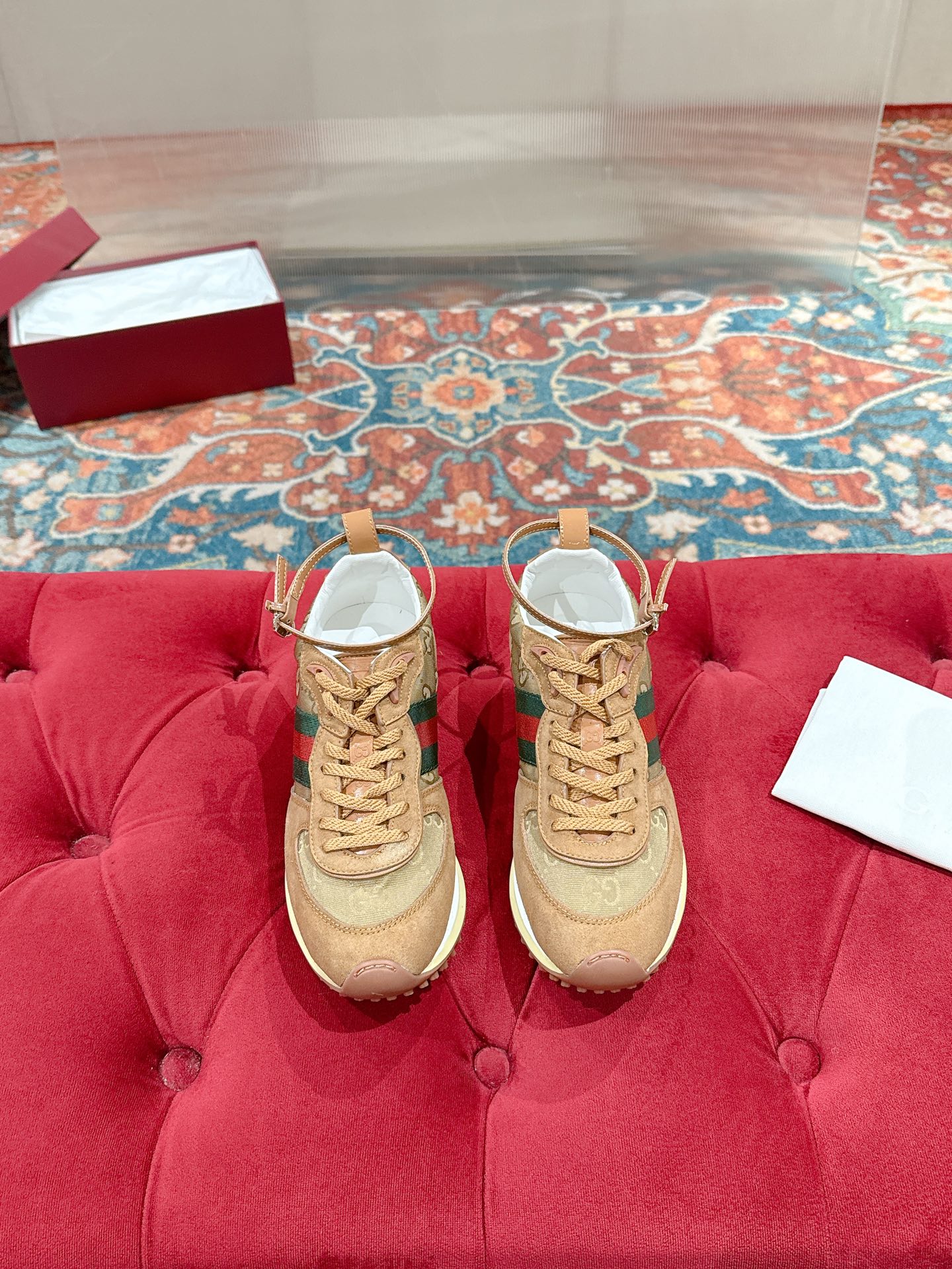 NO:464796,Women's GUCCI Gucci 2025 latest spring and summer show style sports shoes Forrest Gump shoes super popular 25-style show items with super high appearance rate. Many celebrities and celebrities have grass. The classic shoe design uses innovative stitching technology to create a water-like flowing texture. Super comfortable to put on the feet. Leather splicing breathable logo cloth with classic green and red webbing embellishments all show the brand tone (buttons can be detached) Original mold opening combination outsole Size: Women 35-39 (women 40 customized, non-returnable), casual shoes/sports shoes, gucci, gucci, sneakers19860909女 GUCCI古驰2025最新春夏走秀款 运动鞋 阿甘鞋 超火的25秀款单品 出镜率超高 好多明星网红种草 经典的鞋型设计采用创新缝线工艺打造如水般的流动质感 上脚超级舒适 皮革拼接透气logo布加上经典绿红织带点缀 无不彰显品牌调性（扣子可拆卸）原版开模组合大底Size:女35-39（女40 定制 不退换）,休闲鞋/运动鞋,gucci,gucci,sneakers,Women's Shoes