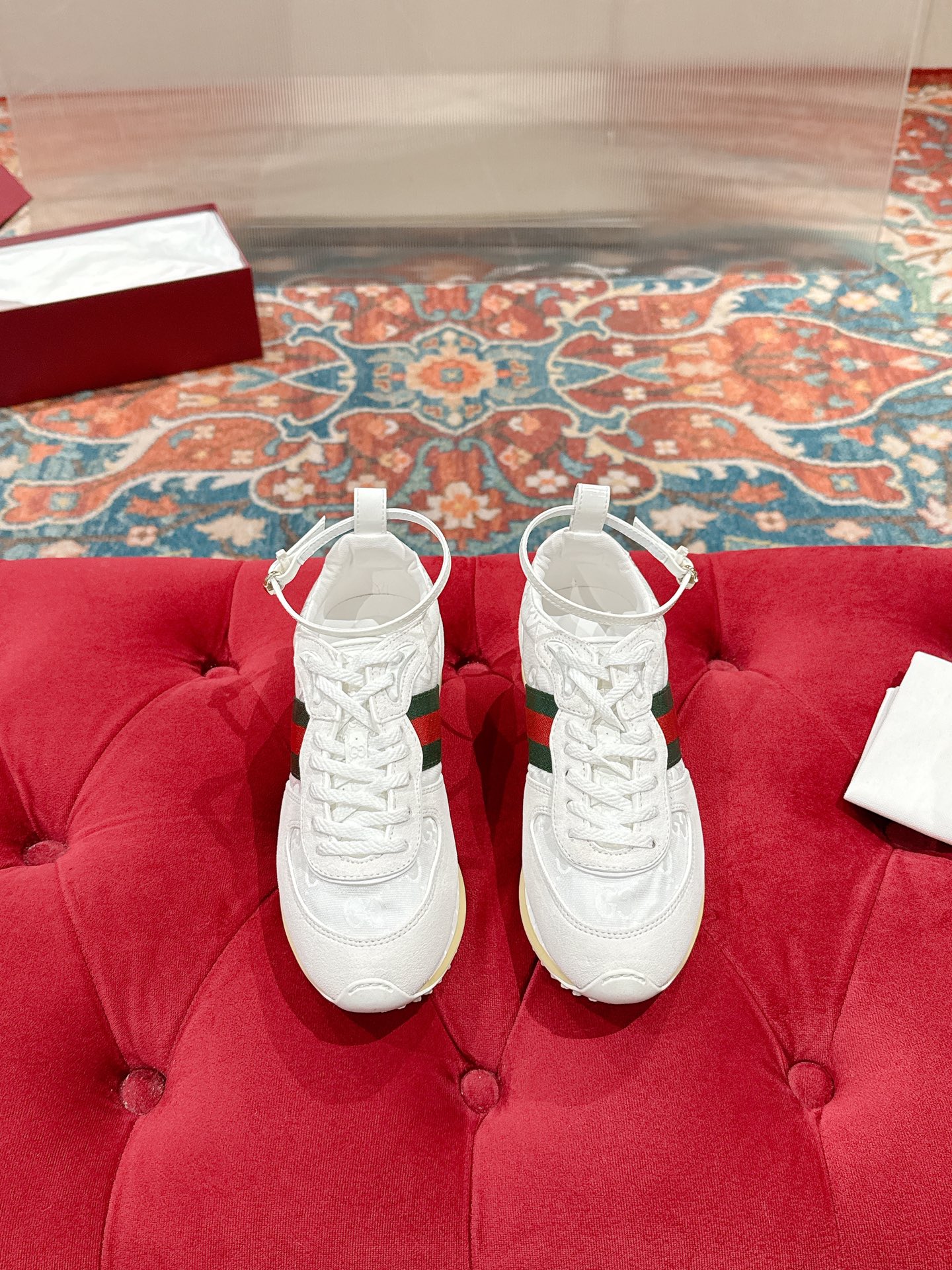 NO:464802,Women's GUCCI Gucci 2025 latest spring and summer show style sports shoes Forrest Gump shoes Super popular 25-style show items with super high appearance rate Many celebrities and celebrities are planting grass. The classic shoe design uses innovative stitching technology to create a water-like flowing texture. Super comfortable to put on the feet. Leather splicing breathable logo cloth with classic green and red webbing embellishments all show the brand tone (buttons can be detached) Original mold opening combination outsole Size: Women 35-39 (women 40 customized, non-returnable), casual shoes/sports shoes, gucci, gucci, sneakers19860909女  GUCCI古驰2025最新春夏走秀款 运动鞋 阿甘鞋 超火的25秀款单品 出镜率超高 好多明星网红种草 经典的鞋型设计采用创新缝线工艺打造如水般的流动质感 上脚超级舒适 皮革拼接透气logo布加上经典绿红织带点缀 无不彰显品牌调性（扣子可拆卸）原版开模组合大底Size:女35-39（女40 定制 不退换）,休闲鞋/运动鞋,gucci,gucci,sneakers,Women's Shoes