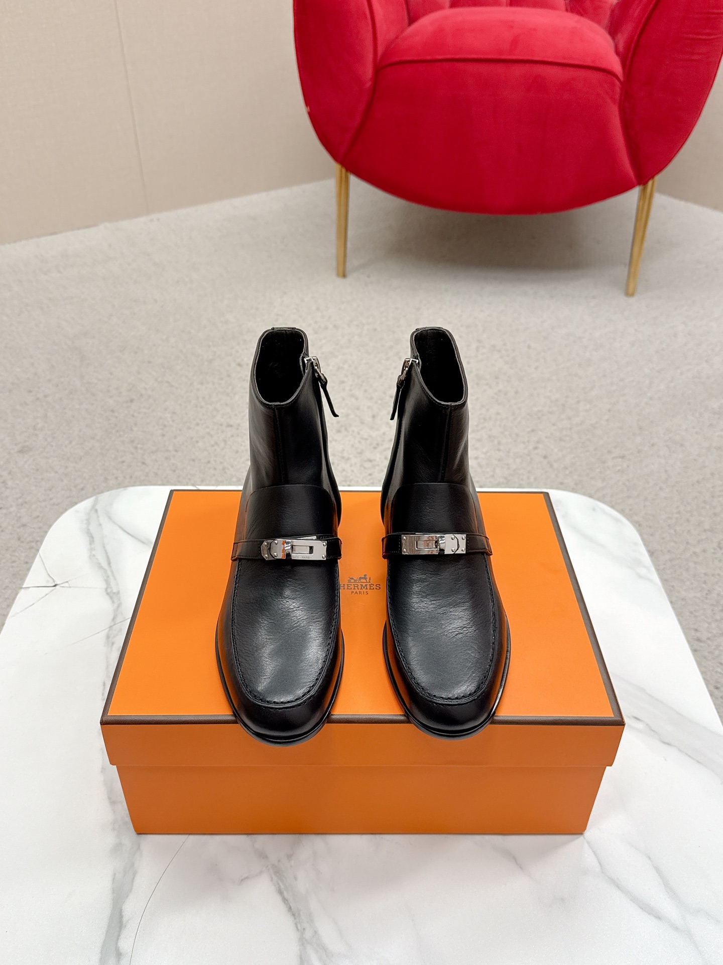 NO:682264,Hermès/Hermès 25WF autumn and winter new Kelly buckle retro flat short boots. It inherits Hermès' century-old craftsmanship. Every detail shows extraordinary quality. The iconic Kelly buckle is embellished on the boot upper. It shines with metallic luster and smooth lines. It is exquisite and luxurious. It continues the classic legend and is a symbol of Hermès taste. Whether it is urban streets or outdoor walks, the boot height is just right. It fits the ankle and modifies the leg line, making the legs slimmer and longer. Paired with jeans, it is smart and casual; paired with a dress, it is elegant, charming and easily adaptable to style clothing.  Versatile fashion item for all seasons. Fabric: Original customized cowhide/sheep outsole: Genuine leather outsole importe19860909Hermès/爱马仕25WF秋冬新品 Kelly扣复古平底短靴它传承爱马仕百年匠心工艺 每一处细节都彰显非凡品质标志性Kelly扣点缀于靴面 闪耀金属光泽流畅线条 精致尽显奢华质感 延续经典传奇 是爱马仕品味象征 无论是都市街道还是户外漫步都稳健自在靴筒高度恰到好处 贴合脚踝修饰腿部线条显腿瘦显腿长搭配牛仔裤干练随性；搭配连衣裙优雅迷人轻松适配风格服装 四季百搭时尚单品. 面料:原版定制牛皮/羊猄 大底:意大利进口真皮大底 Size:35-39（40.41定制 不退换）,靴子,hermes,hermes,boots,skirts,jeans,cowhide,sheep,Leather soles,Women's Shoes