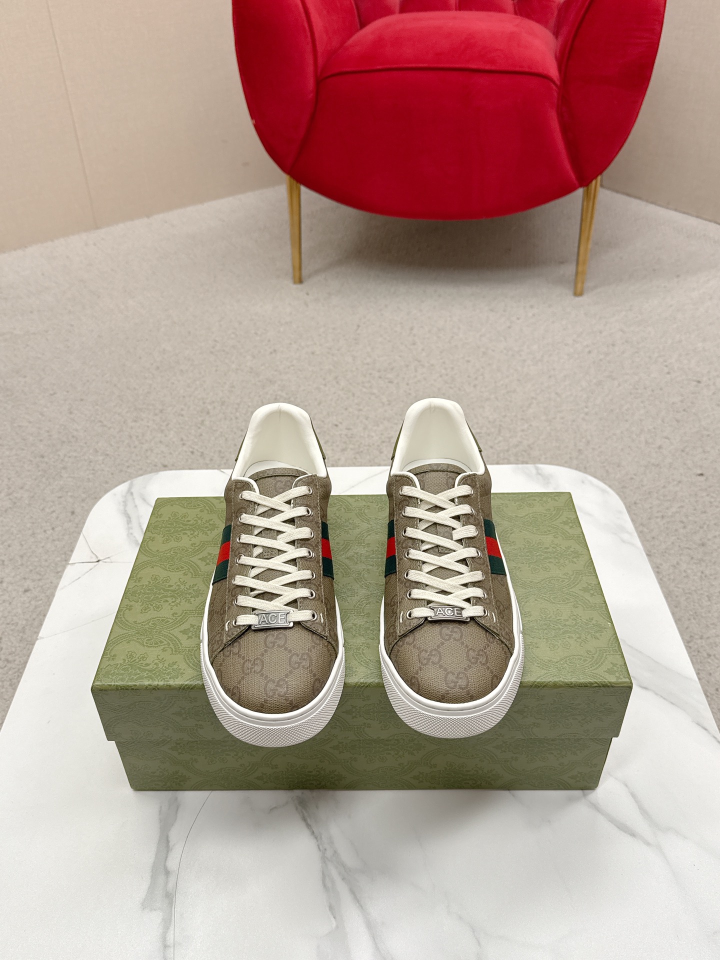 NO:682149,Women's Men's Gucc* latest Ace series of webbed sneakers. Since its inception, the Ace series of sneakers has continued the brand narrative, and craftsmanship has made it a staple item. The new series presents a characteristic low-top design with unique details, reinterpreting the sneaker silhouette. The lace fastening is decorated with an 'ACE' metal label, and the thickened structure delicately shapes the stiff shoe shape. Gucc*'s classic red and green striped webbing adds to the charm of the entire design. ·White leather  ·Green leather details●'ACE' metal tag ·Rubber soles ·Extra pair of laces ·Lace-up fixation ·Low heel ·3 cm high ·This product follows the quality standards of the Gucc* Ace series, using a new soft leather structure, wrinkles may appear on the surface. ·Size 35-40 for women, 39-44 for men (41 for women and 45 for men can be customized without return), casual shoes/sports shoes, gucci, sneakers19860909女款 男款 Gucc* 最新Ace系列饰织带运动鞋 自问世以来,Ace系列运动鞋延续品牌叙事,匠心成就主打单品.全新系列呈现特色低帮设计,搭配别致细节,焕新诠释运 动鞋版型.系带固定处饰以“ACE”金属标牌,加厚构造精致塑 就挺括鞋型.Gucc*经典红绿条纹织带令整款设计更添魅力. ·白色皮革 ·绿色皮革细节●“ACE”金属标牌 ·橡胶鞋底 ·额外附赠一副鞋带 ·系带固定 ·低跟 ·3厘米高 ·这款产品沿袭Gucc* Ace系列的质量标准,采用全新柔软皮革结构,表面可能会出现褶皱. ·码数女款35-40 男款39-44（女款41 男款45可以定做不退换）,休闲鞋/运动鞋,gucci,sneakers,Women's Shoes