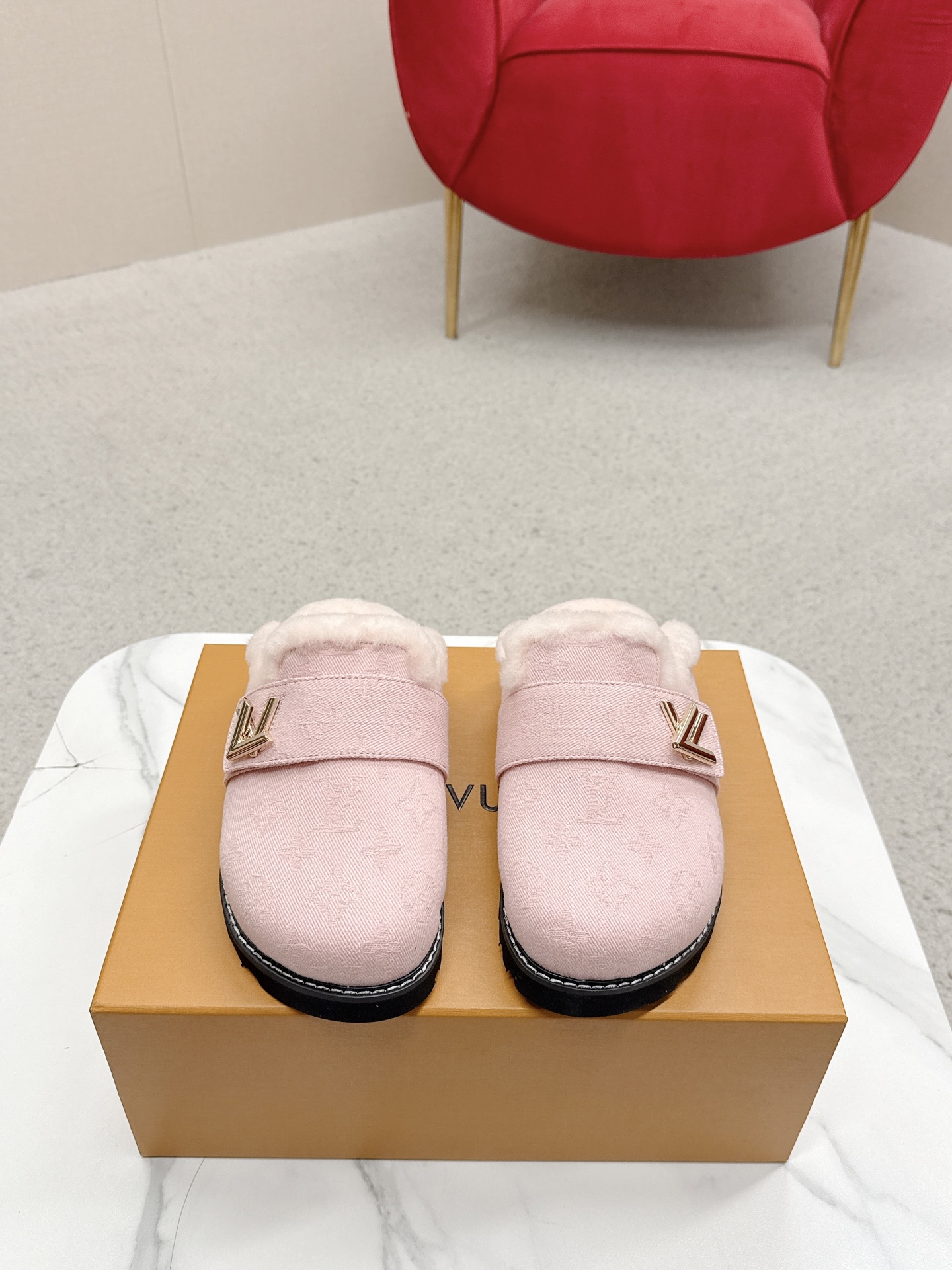 NO:682280,LV | Louis Vuitton 25 new autumn and winter products, the counter features the latest models, presbyopia bread mules wool slippers, new hard goods, purchasing agent level!  Full of high-end feel!  A popular model among bloggers at home and abroad, it is retro, fashionable and looks great on your feet!  Mainly recommended models on the official website★ Upper: original cowhide/presbyopia leather/denim denim Lining: imported wool lining Outsole: original open-molded rubber foam outsole Size number: women's 35-40 (women's 40.41 customized non-refundable), semi-slippers, louis vuitton, louis vuitton, slippers19860909LV | 路易威登 25 秋冬新品 专柜主打最新款 老花面包穆勒羊毛拖鞋硬货上新 代购级别！高级感十足！国内外博主刷爆的一款,复古又时髦上脚美炸了！官网主推款★ 鞋面:原版牛猄/老花皮/丹宁牛仔 内里:进口羊毛里 大底:原版开模橡胶发泡大底 码数:女35-40（女40.41定制不退换）,半拖毛毛鞋,louis vuitton,louis vuitton,slippers,Women's Shoes