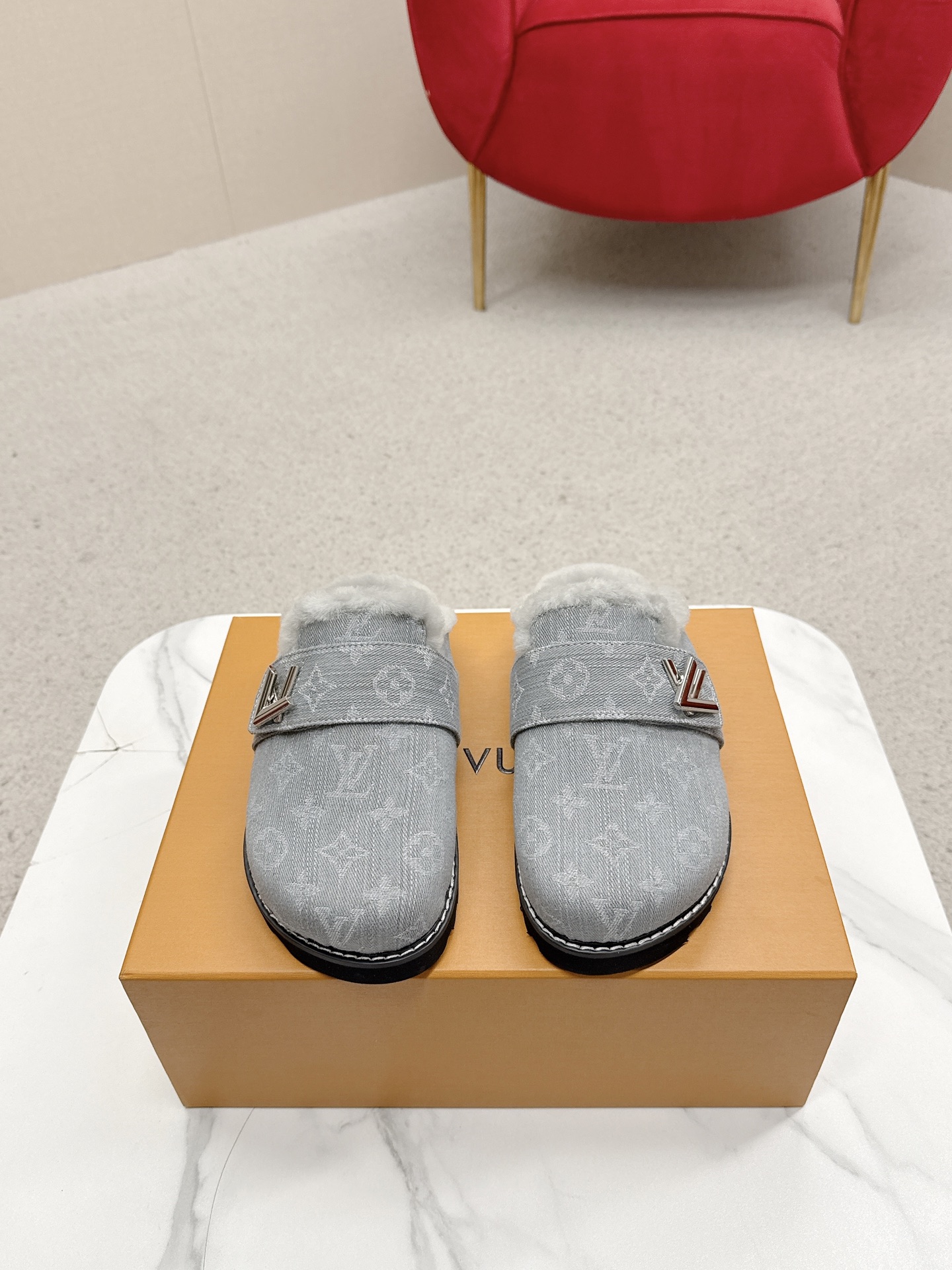 NO:682287,LV | Louis Vuitton 25 new autumn and winter products, the counter features the latest models, presbyopia bread mules wool slippers, new hard goods, purchasing agent level!  Full of high-end feel!  A popular model among bloggers at home and abroad, it is retro, fashionable and looks great on your feet!  Mainly recommended models on the official website★ Upper: original cowhide/presbyopia leather/denim denim Lining: imported wool lining Outsole: original open-molded rubber foam outsole Size: 35-40 for women, 39-44 for men (40 for women, 41 for men, 45 for customization, non-returnable), semi-slippers, louis vuitton, louis vuitton, slippers19860909LV | 路易威登 25 秋冬新品 专柜主打最新款 老花面包穆勒羊毛拖鞋硬货上新 代购级别！高级感十足！国内外博主刷爆的一款,复古又时髦上脚美炸了！官网主推款★ 鞋面:原版牛猄/老花皮/丹宁牛仔 内里:进口羊毛里 大底:原版开模橡胶发泡大底 码数:女35-40 男39-44（女40.41男45 定制不退换）,半拖毛毛鞋,louis vuitton,louis vuitton,slippers,Women's Shoes