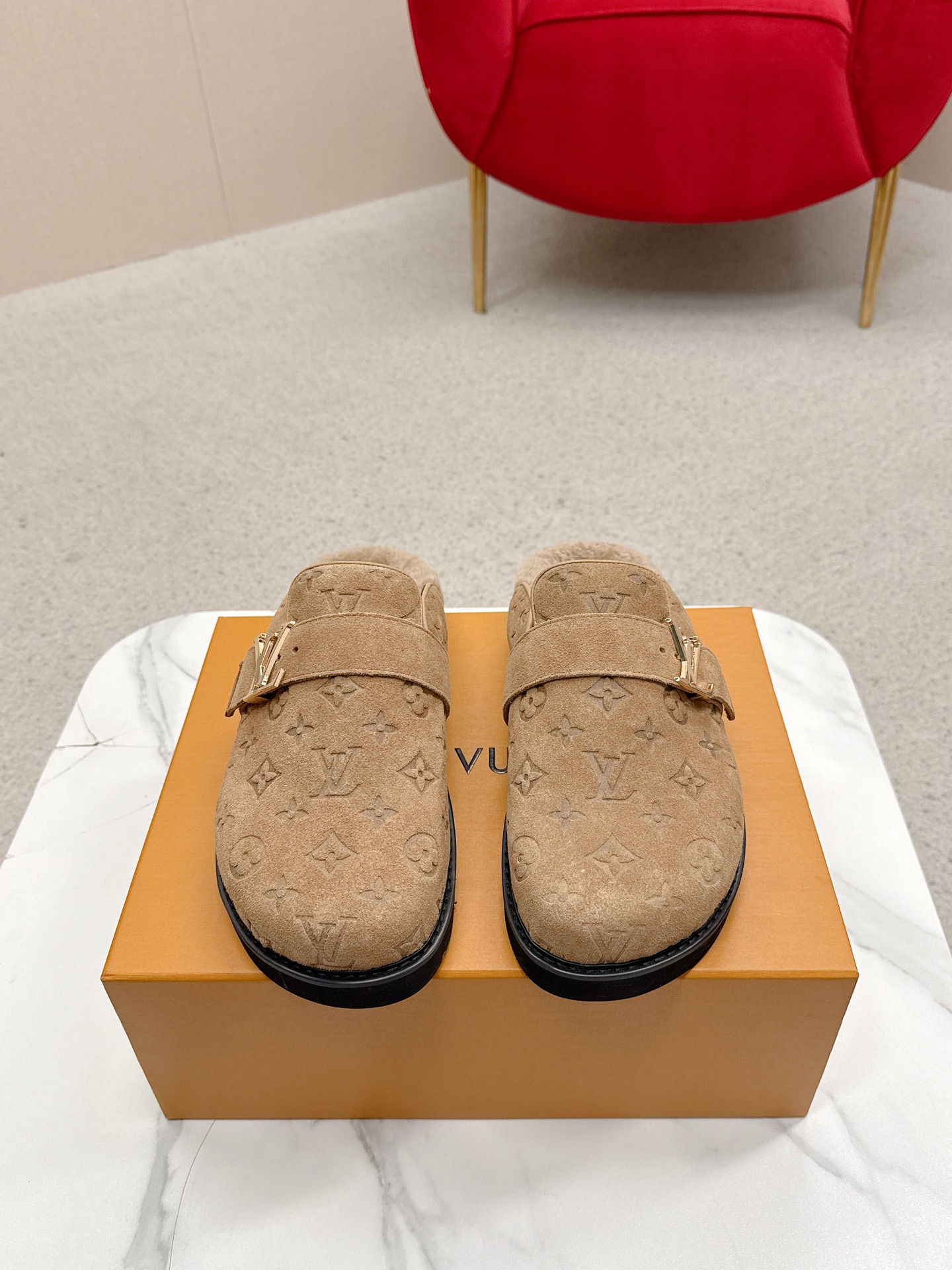 NO:682249,LV | Louis Vuitton 245 new autumn and winter products, the counter features the latest models, presbyopia bread mules wool slippers, new hard goods, purchasing agent level!  Full of high-end feel!  A popular model among bloggers at home and abroad, it is retro, fashionable and looks great on your feet!  Mainly recommended models on the official website★ Upper: Original cowhide/presbyopia leather/denim denim Lining: imported wool lining Outsole: original open-molded rubber foam outsole Size: 35-40 for women, 40-44 for men (40.41 for women, 45 for men, customized and non-refundable), semi-slippers, louis vuitton, louis vuitton, slippers19860909LV | 路易威登 245 秋冬新品 专柜主打最新款 老花面包穆勒羊毛拖鞋硬货上新 代购级别！高级感十足！国内外博主刷爆的一款,复古又时髦上脚美炸了！官网主推款★ 鞋面:原版牛猄/老花皮/丹宁牛仔 内里:进口羊毛里 大底:原版开模橡胶发泡大底 码数:女35-40 男40-44（女40.41 男45定制不退换）,半拖毛毛鞋,louis vuitton,louis vuitton,slippers,Women's Shoes