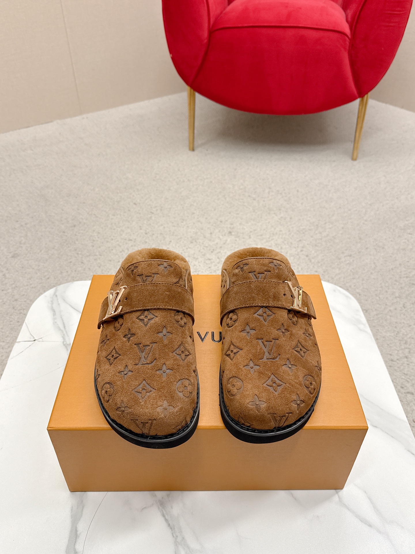 NO:682253,LV | Louis Vuitton 25 new autumn and winter products, the counter features the latest models, presbyopia bread mules wool slippers, new hard goods, purchasing agent level!  Full of high-end feel!  A popular model among bloggers at home and abroad, it is retro, fashionable and looks great on your feet!  Mainly recommended models on the official website★ Upper: Original cowhide/presbyopia leather/denim denim Lining: imported wool lining Outsole: original open-molded rubber foam outsole Size: 35-40 for women, 40-44 for men (40.41 for women, 45 for men, customized and non-refundable), semi-slippers, louis vuitton, louis vuitton, slippers19860909LV | 路易威登 25 秋冬新品 专柜主打最新款 老花面包穆勒羊毛拖鞋硬货上新 代购级别！高级感十足！国内外博主刷爆的一款,复古又时髦上脚美炸了！官网主推款★ 鞋面:原版牛猄/老花皮/丹宁牛仔 内里:进口羊毛里 大底:原版开模橡胶发泡大底 码数:女35-40 男40-44（女40.41 男45定制不退换）,半拖毛毛鞋,louis vuitton,louis vuitton,slippers,Women's Shoes