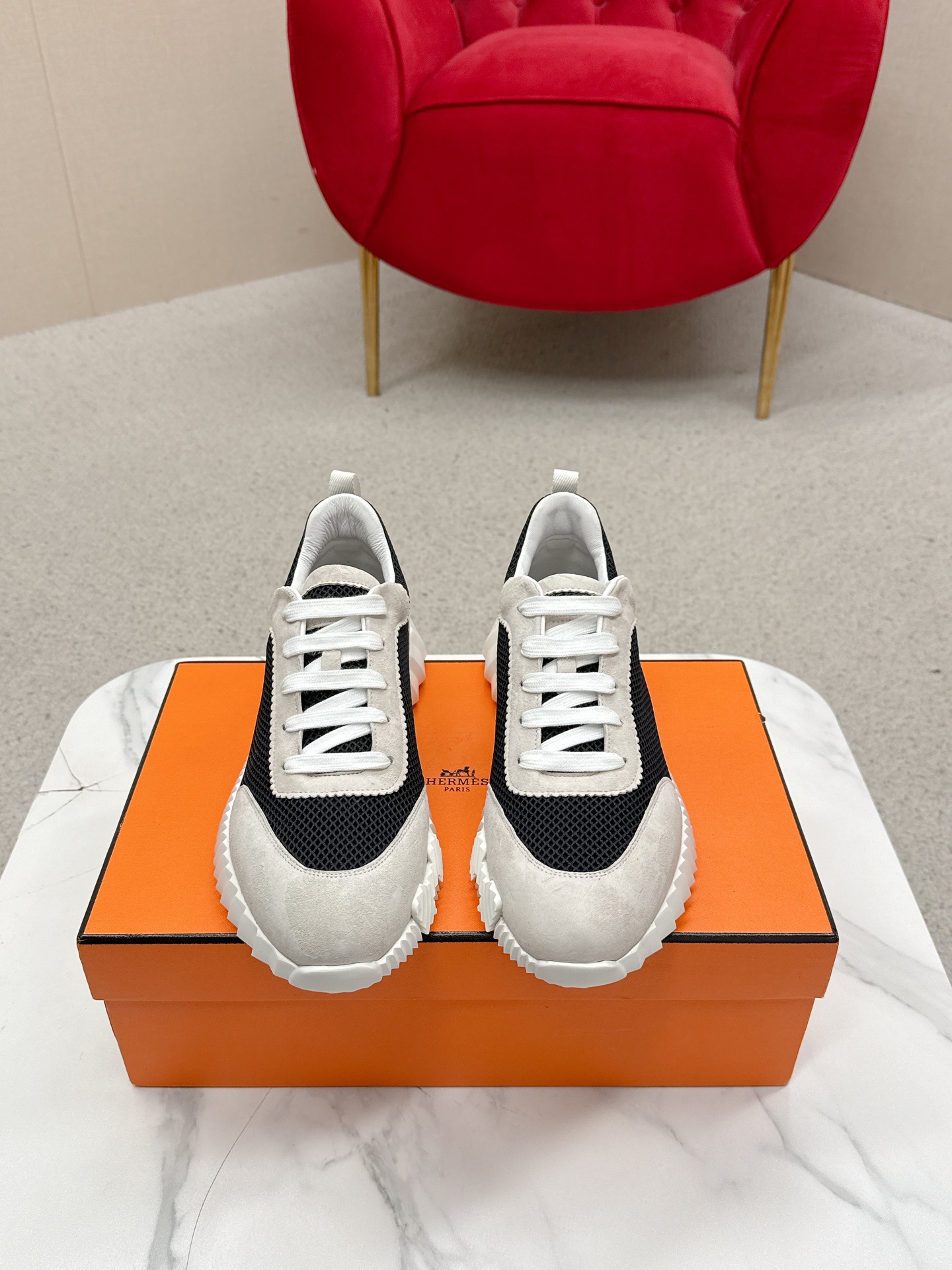 NO:682259,Hermes Hermes H family classic casual sports shoes, casual sports dad shoes combine high-tech canvas and suede goatskin, and are decorated with an exaggerated 'H' letter on the rubber sole. The italic design and bright colors show vitality and continue the brand design inspiration. Walking lightly in the city, feel unrestrained and comfortable. Fabric: Original material special fabric and cow suede Lining: Customized breathable mesh Outsole: Open-molded TPU + rubber foam material Bottom thickness: 3cm  Size: 39-44 (45 customized, non-returnable), casual shoes/sports shoes, hermes, hermes, sneakers, sheepskin, chamois leather19860909Hermes 爱马仕H家经典款 休闲运动鞋 休闲之履运动老爹鞋结合高科技帆布与麂皮山羊皮,在橡胶鞋底上饰以夸张“H”字母,斜体设计和鲜艳色彩展现活力,延续品牌设计灵感.轻盈漫步都市,感受无拘舒适. 面料:原版材质特殊布料和牛反绒 内里:定制透气网面 大底:开模TPU+橡胶发泡材质 底厚:3cm Size:39-44（45定制 不退换）,休闲鞋/运动鞋,hermes,hermes,sneakers,sheepskin,chamois leather,Women's Shoes