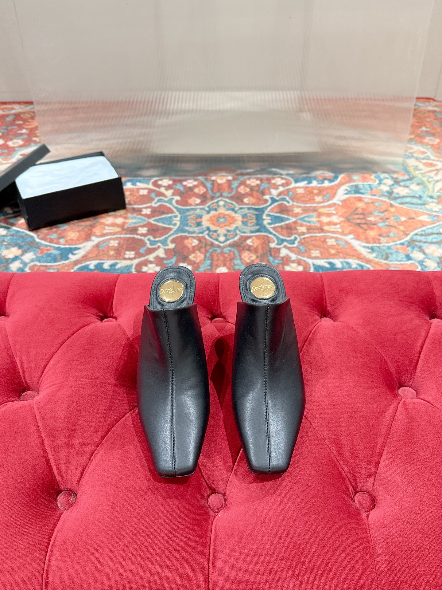 NO:489768,SAINT LAURENT Saint Laurent autumn and winter catwalks, thick heels, many celebrity fashion bloggers plant grass, only YSL understands women's hearts best, refutes, super invincible feminine artifact, original mold opening wedge, perfect details, exquisitely crafted body last to ensure super comfortable foot feeling, upper: customized imported cowhide surface, inner lining: imported mixed-bred sheepskin Heel height: 7.5cm Outsole: Italian leather outsole Size35-40 (40 customized non-return and exchange), semi-torque high heels, saint laurent, saint laurent, saint laurent, saint laurent, high heels, cowhide, sheepskin, Leather soles19860909SAINT LAURENT圣罗兰秋冬走秀款 粗跟鞋 超多明星时尚博主种草 唯有YSL最懂女人心不接受反驳超级无敌女人味神器 原版开模坡跟 细节完美对版 精雕细琢的型体楦型保证脚感超级舒服 鞋面:定制进口牛皮面 内里:进口混种羊皮里 跟高:7.5cm 大底:意大利真皮大底 Size35-40（40 订制不退换）,半拖高跟鞋,saint laurent,saint laurent,saint laurent,high heels,cowhide,sheepskin,Leather soles,Women's Shoes