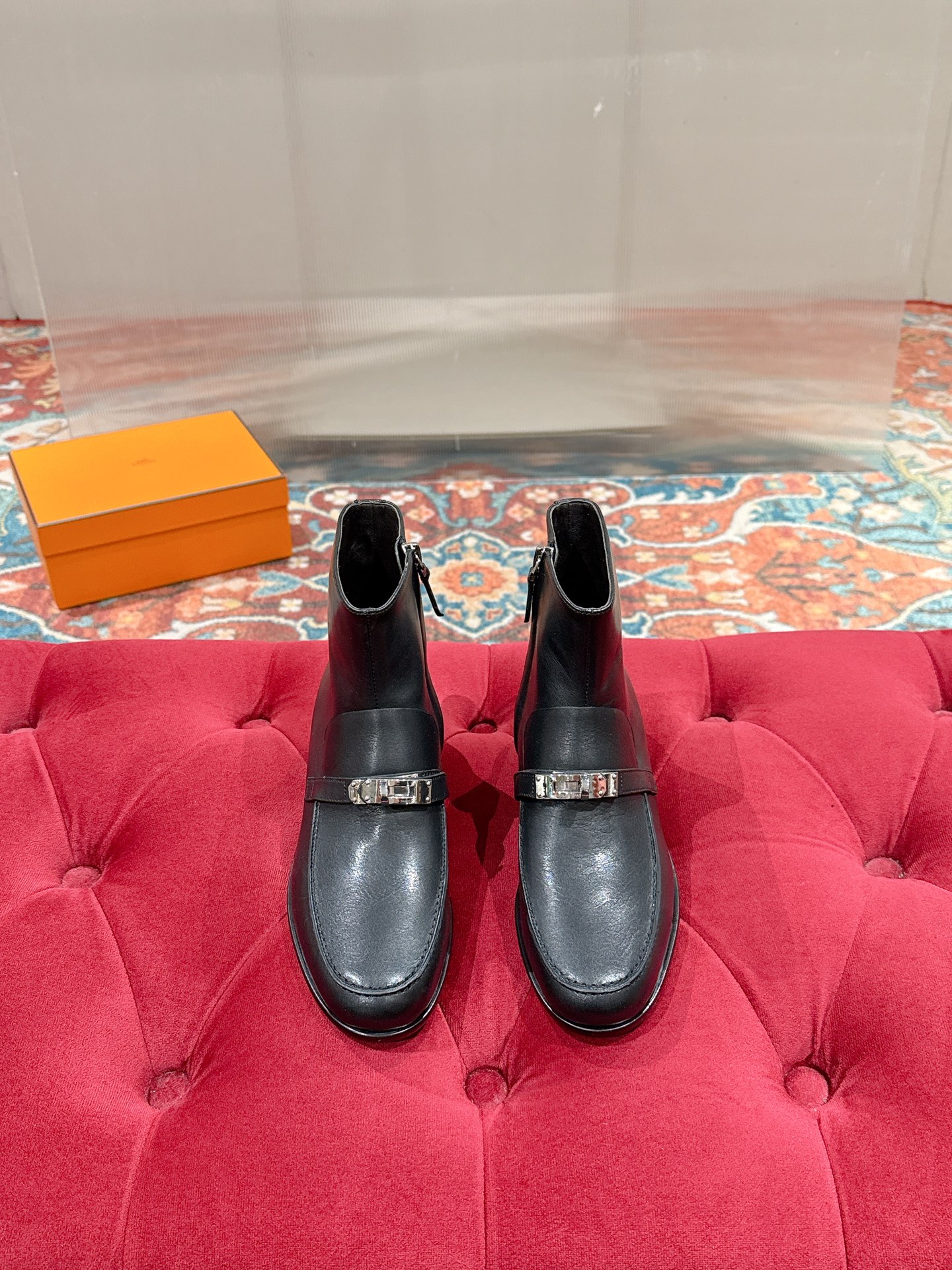 NO:493839,Hermès/Hermès 25WF new autumn and winter Kelly buckle retro flat boots inherit Hermès's craftsmanship for hundreds of years. Every detail shows extraordinary quality. The iconic Kelly buckle embellishes the boot surface. The shining metallic luster and smooth lines are exquisite and luxurious texture. Continue the classic legend. It is a symbol of Hermès' taste. Whether it is urban streets or outdoor walks, it is stable and free. The boot stem is just right. It fits the ankle to modify the leg lines to make the legs look slim and long. It is capable and casual with jeans; it is elegant and charming and easy to adapt to style clothing. All seasons are versatile and fashionable items. Fabric: Original custom leather/sheep tiles. Outsole: Italian imported leather sole Size: 35-39 (40.41 customized  No return or exchange), boots, hermes, hermes, boots, skirts, jeans, cowhide, sheep, Leather soles19860909Hermès/爱马仕25WF秋冬新品 Kelly扣复古平底短靴它传承爱马仕百年匠心工艺 每一处细节都彰显非凡品质标志性Kelly扣点缀于靴面 闪耀金属光泽流畅线条 精致尽显奢华质感 延续经典传奇 是爱马仕品味象征 无论是都市街道还是户外漫步都稳健自在靴筒高度恰到好处 贴合脚踝修饰腿部线条显腿瘦显腿长搭配牛仔裤干练随性；搭配连衣裙优雅迷人轻松适配风格服装 四季百搭时尚单品. 面料:原版定制牛皮/羊猄 大底:意大利进口真皮大底 Size:35-39（40.41定制 不退换）,靴子,hermes,hermes,boots,skirts,jeans,cowhide,sheep,Leather soles,Women's Shoes