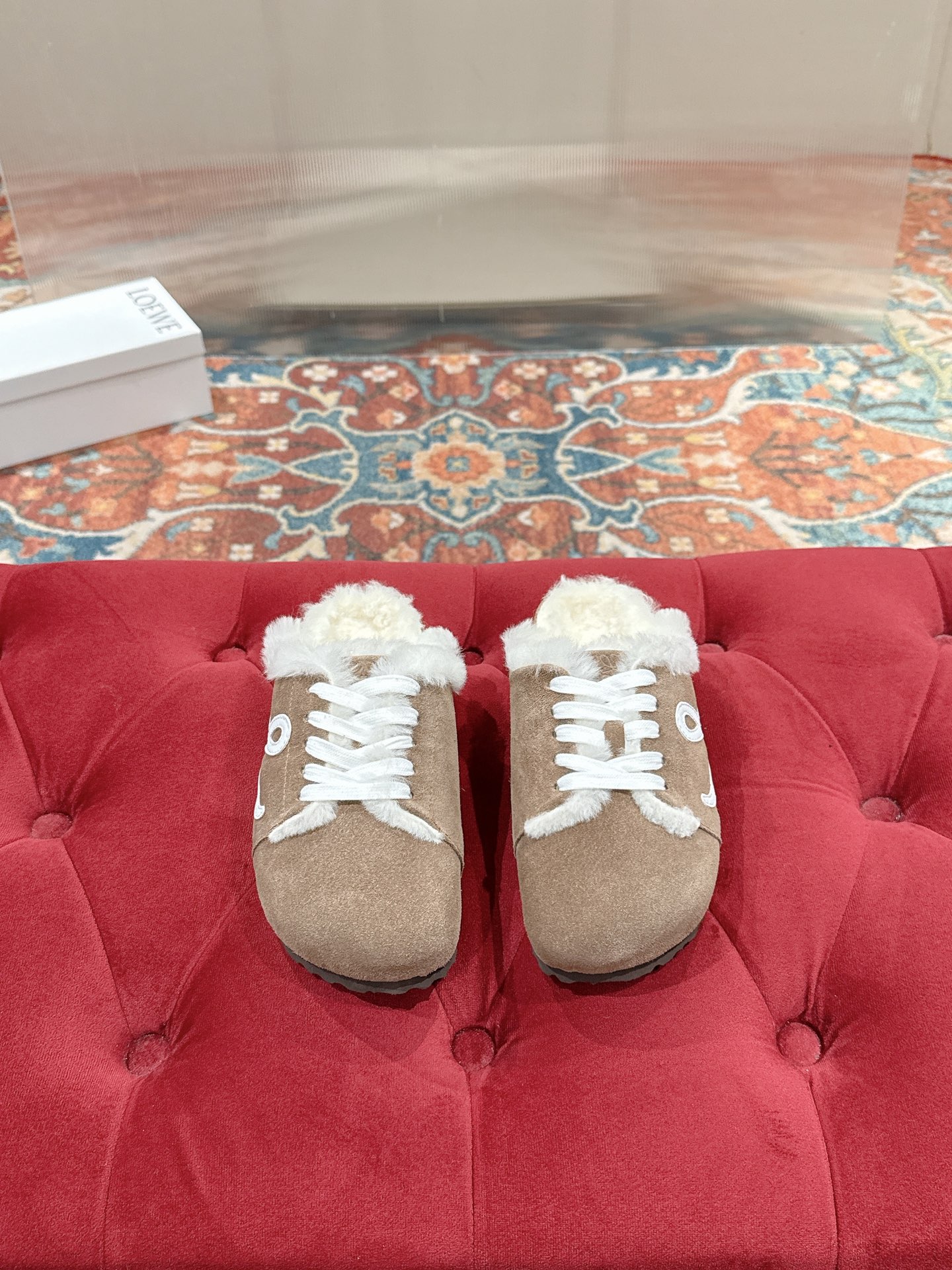 NO:493825,Loewe *Love Couple Fur Slippers Ergonomic design dispersing foot pressure and protecting ankles. Cork latex footbed has a certain shrinkage and can fit the foot shape after wearing it for a long time. The sole has high elasticity and tensile resistance. It has good shock resistance and cushioning, providing additional comfort and full-day support. Size: 35-44 (Female 40. Men 45 customized, non-returning), semi-drag fur shoes, loewe, loewe, slippers19860909Loewe *罗意威情侣款毛毛拖鞋 人体工学设计分散脚部压力,保护脚踝,软木乳胶鞋床具有一定的收缩性,长时间穿着后能贴合脚型,鞋底回弹性和抗张性力高,具有良好的防震、缓冲性,提供额外的舒适感和全天支撑Size:35-44（女40.男45 定制不退换）,半拖毛毛鞋,loewe,loewe,slippers,Women's Shoes