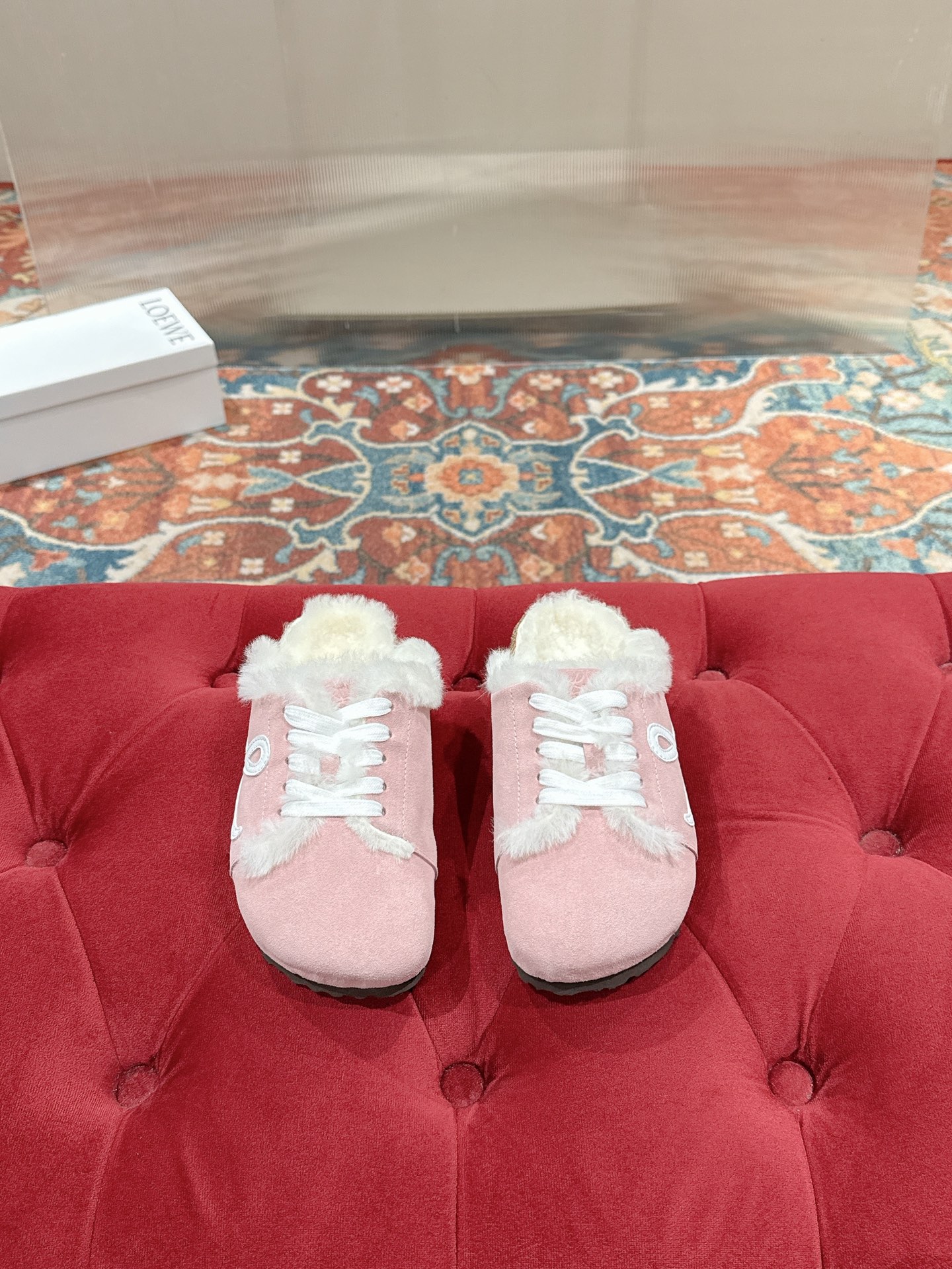 NO:493832,Loewe *Love Couple Fur Slippers Ergonomic design dispersing foot pressure and protecting ankles. Cork latex footbed has a certain shrinkage. It can fit the foot shape after wearing it for a long time. The sole has high elasticity and tensile resistance. It has good shock resistance and cushioning, providing additional comfort and full-day support. Size: 35-40 (women 40. Customized non-returning), semi-drag fur shoes, loewe, loewe, slippers19860909Loewe *罗意威情侣款毛毛拖鞋 人体工学设计分散脚部压力,保护脚踝,软木乳胶鞋床具有一定的收缩性,长时间穿着后能贴合脚型,鞋底回弹性和抗张性力高,具有良好的防震、缓冲性,提供额外的舒适感和全天支撑Size:35-40（女40.定制不退换）,半拖毛毛鞋,loewe,loewe,slippers,Women's Shoes