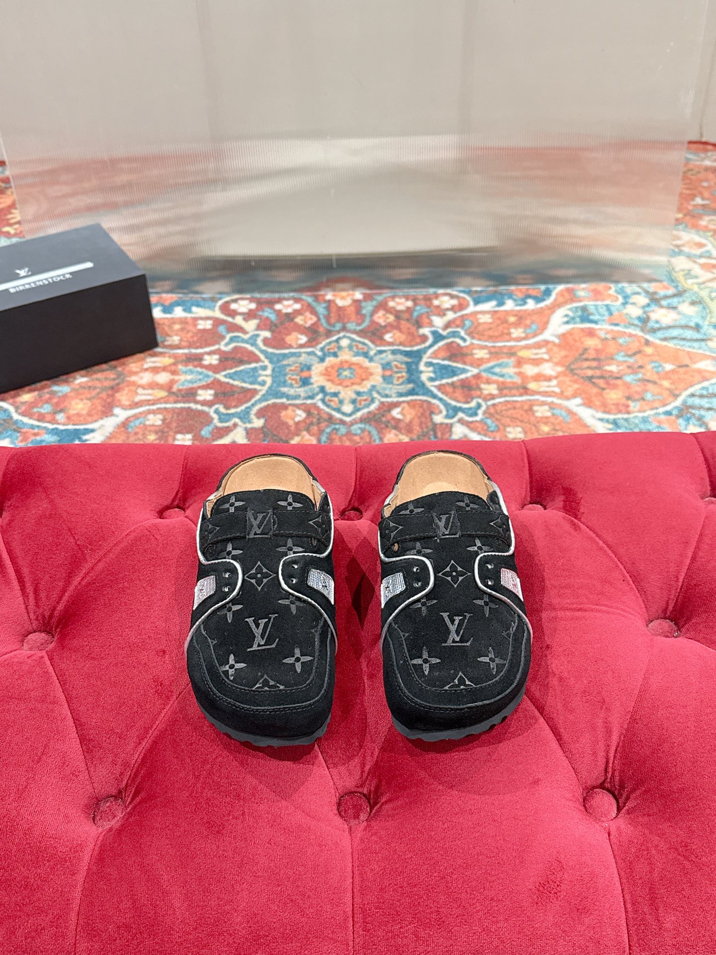 NO:493819,Losis vuitt counter features the latest styles, presbyop bread Muller slippers, and purchasing level!  Full of high-end feeling!  A popular model from domestic and foreign bloggers, retro and fashionable, beautiful!  Official website main recommended model Size: 35-44 (female 40, male 45 customized, non-return and exchange), semi-torch, slippers19860909Losis vuitt 专柜主打最新款 老花面包穆勒拖鞋硬货 代购级别！高级感十足！国内外博主刷爆的一款,复古又时髦上脚美炸了！官网主推款Size:35-44（女40 男45定制 不退换）,半拖,slippers,Women's Shoes