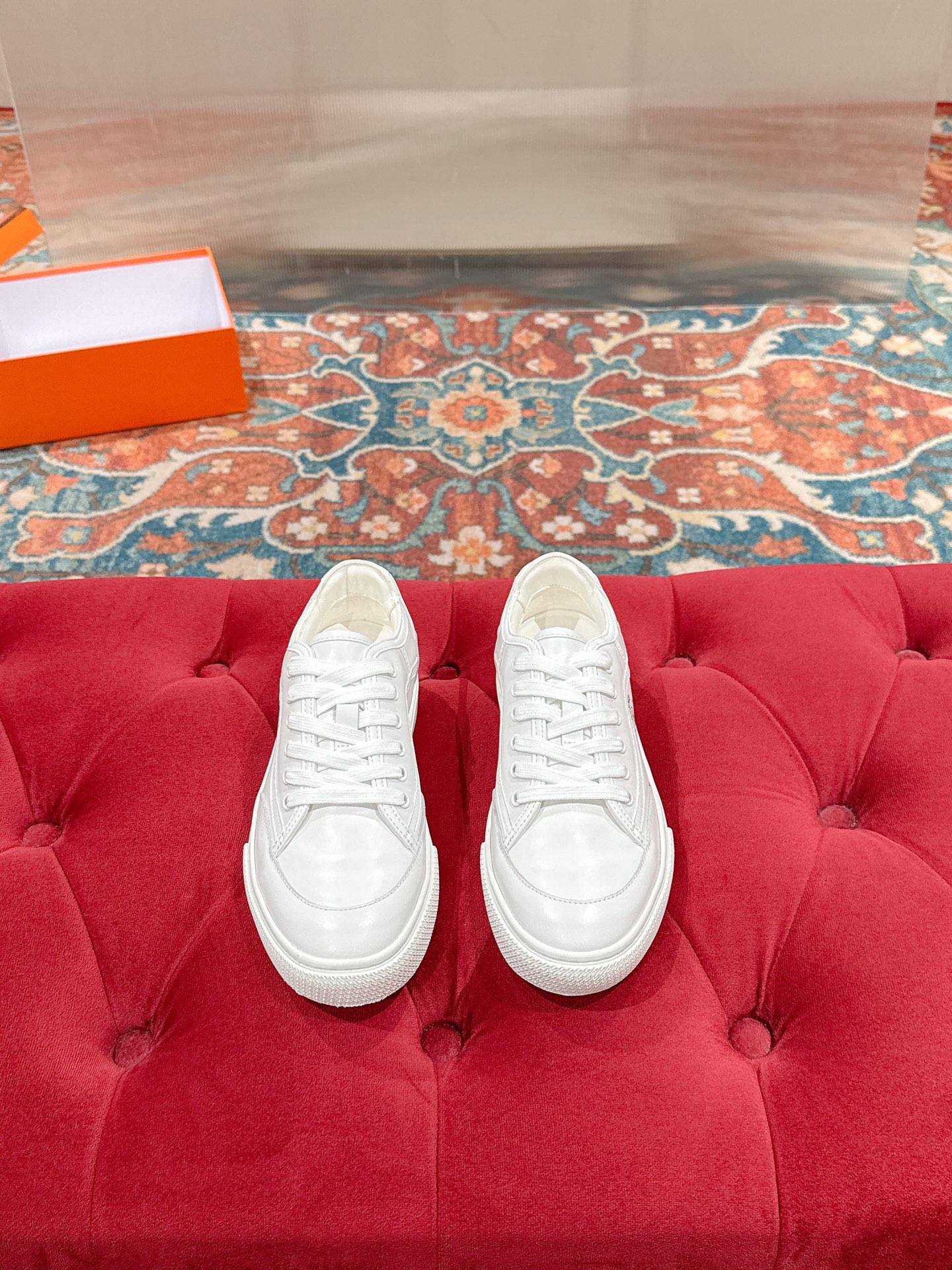 NO:558989,| 5 counters synchronized leisure series!  Hermes is undoubtedly the leader in luxury goods. Every single product is very popular!  Although there are few styles, the best is the essence and the classics, which never go out of style. It is a brand that maintains and appreciates its value. It is rare to have such a reputation among consumer goods. Classics become more and more beautiful through the long history. The leather feels very, very soft. The touch of baby-like skin. Luxurious feeling. Cowhide upper. Original 1:1 TPU bottom. Size: 35-39 (40 customized)  No returns or exchanges), casual shoes/sports shoes, hermes, sneakers, cowhide19860909| 5 专柜同步休闲系列！ Hermes 毋庸置疑是奢侈品中的翘楚 每个单品出来都是非常深入人心！虽然款式出的少 但是胜在精 胜在经典 从来不会过时 属于保值升值的品牌 在消费品里面真心作出这样的口碑来 也是实属难得 经典是经过历史长河而越看越好看 皮质触感非常非常柔嫩的感觉 婴儿般肌肤的触感 奢华感受 牛皮鞋面 原版1:1 TPU底 Size:35-39（40定制 不退换）,休闲鞋/运动鞋,hermes,sneakers,cowhide,Women's Shoes