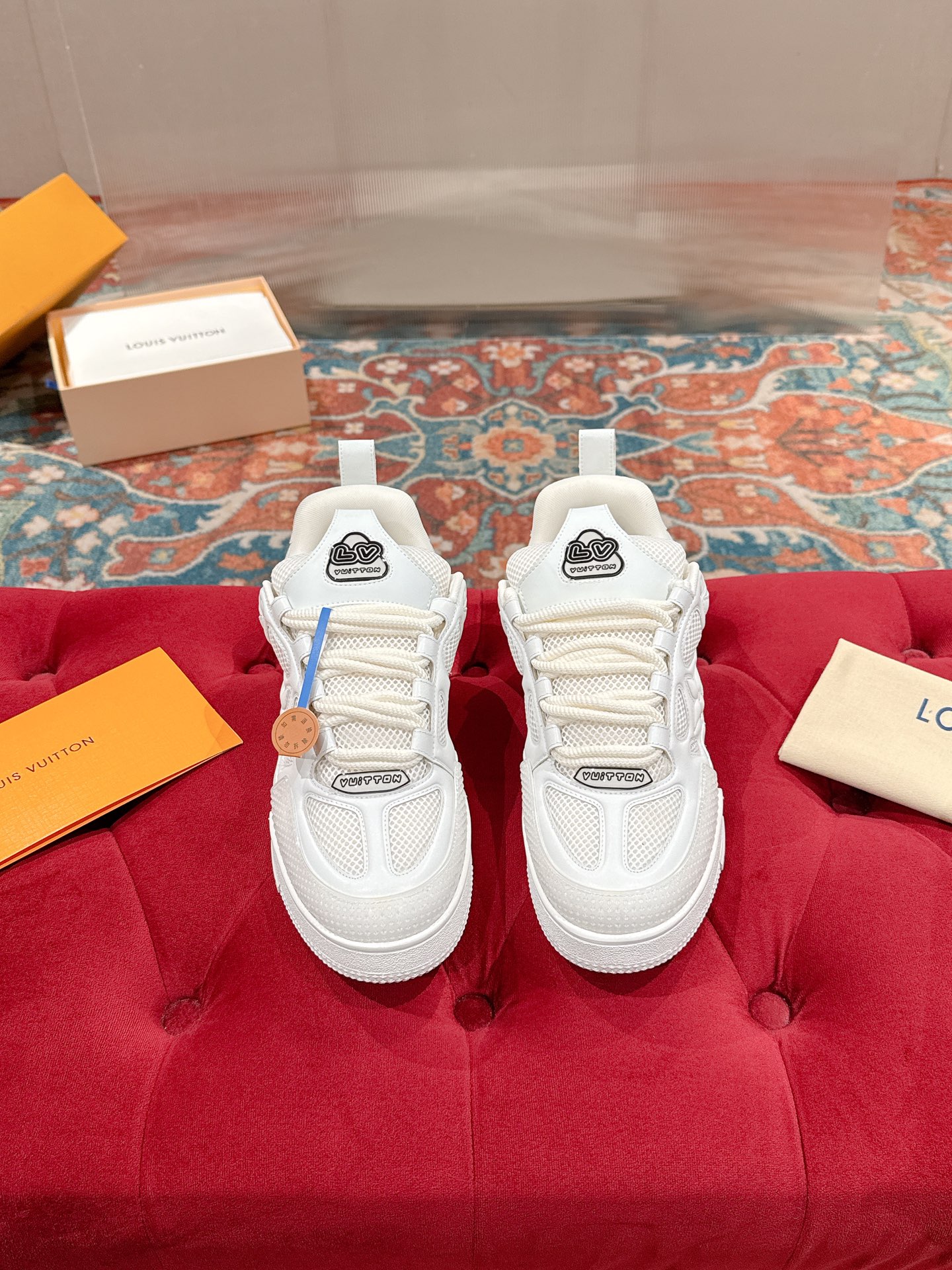 NO:559010,LV Donkey Brand L SKATE Series Latest Color Tariner Sneakers Four-leaf Clover Skate Shoes Couple Style Retro Basketball Shoes Original Purchased, Developed and Made This LV Skate sneaker is decorated with grained cowhide leather body with colorful details, echoing the leather goods and ready-to-wear series of the season. The side of the sneaker blooms with gradient Monogram flowers. The padded tongue and Mini Monogram fabric-lined collar show the inspiration of skateboard shoes in the 1990s. Fabric: Original customized first-layer cowhide  Inner lining: imported breathable mesh sole: original molded non-slip TPU material Sole thickness: 3.5cm Size: female 35-40 male 39-44 (female 40.41 male 45.46 customized, non-returnable), casual shoes/sports shoes, louis   vuitton,louis vuitton,louis vuitton,sneakers,cowhide19860909LV驴牌L家SKATE 系列 最新配色 Tariner运动鞋 四叶草 滑板鞋 情侣款 复古篮球鞋 原版购入开发 做货 本款 LV Skate 运动鞋以缤纷细节点缀粒面牛皮革鞋身,呼应当季皮具与成衣系列.运动鞋侧面绽放渐变 Monogram 花卉.加衬鞋舌与 Mini Monogram 织物内衬衣领展现 1990 年代滑板鞋的灵感启发 面料:原版定制头层牛皮 内里:进口透气网里 鞋底:原版开模防滑TPU材质 底厚:3.5cm Size:女35-40 男39-44（女40.41 男45.46定制 不退换）,休闲鞋/运动鞋,louis vuitton,louis vuitton,louis vuitton,sneakers,cowhide,Women's Shoes