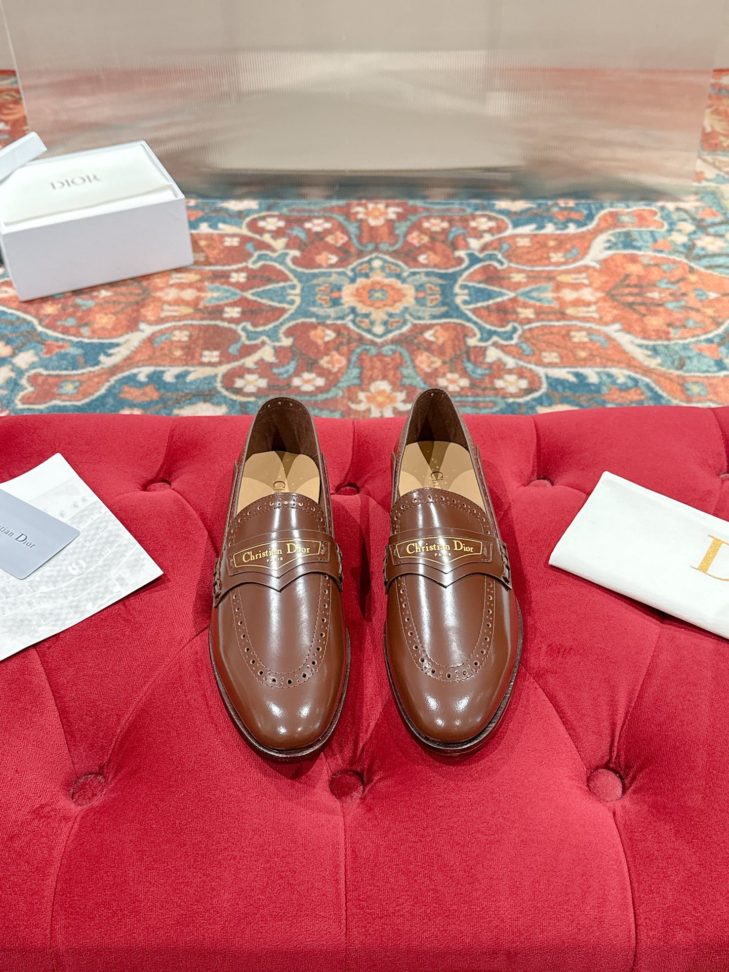 NO:559007,Dior's new loafers - brand new large soles and thick soles. The layout strives to create fashionable classic items. A new product created at the first major show of Paris Fashion Week. The inspiration is cleverly combined with the perfect shoe shape by D's chief designer. Paired with brand buckles, it is more fashionable!  Original creation, perfect and exquisite workmanship Upper: imported open-edge beaded cowhide Size: 35-40 (40 customized, not customized, non-returnable), loafers, dior, dior, loafers, cowhide19860909Dior 迪奥新款乐福鞋——全新大底厚底 版面力求打造时尚经典单品 巴黎时装周第一场分量十足的大秀场打造的新品 灵感由D主设计师巧妙结合在完美鞋型上.搭配品牌搭扣,更显时尚！原版打造 完美 精致做工鞋面:进口开边珠牛皮Size:35-40（40定制 不定制 不退换）,乐福鞋,dior,dior,loafers,cowhide,Women's Shoes