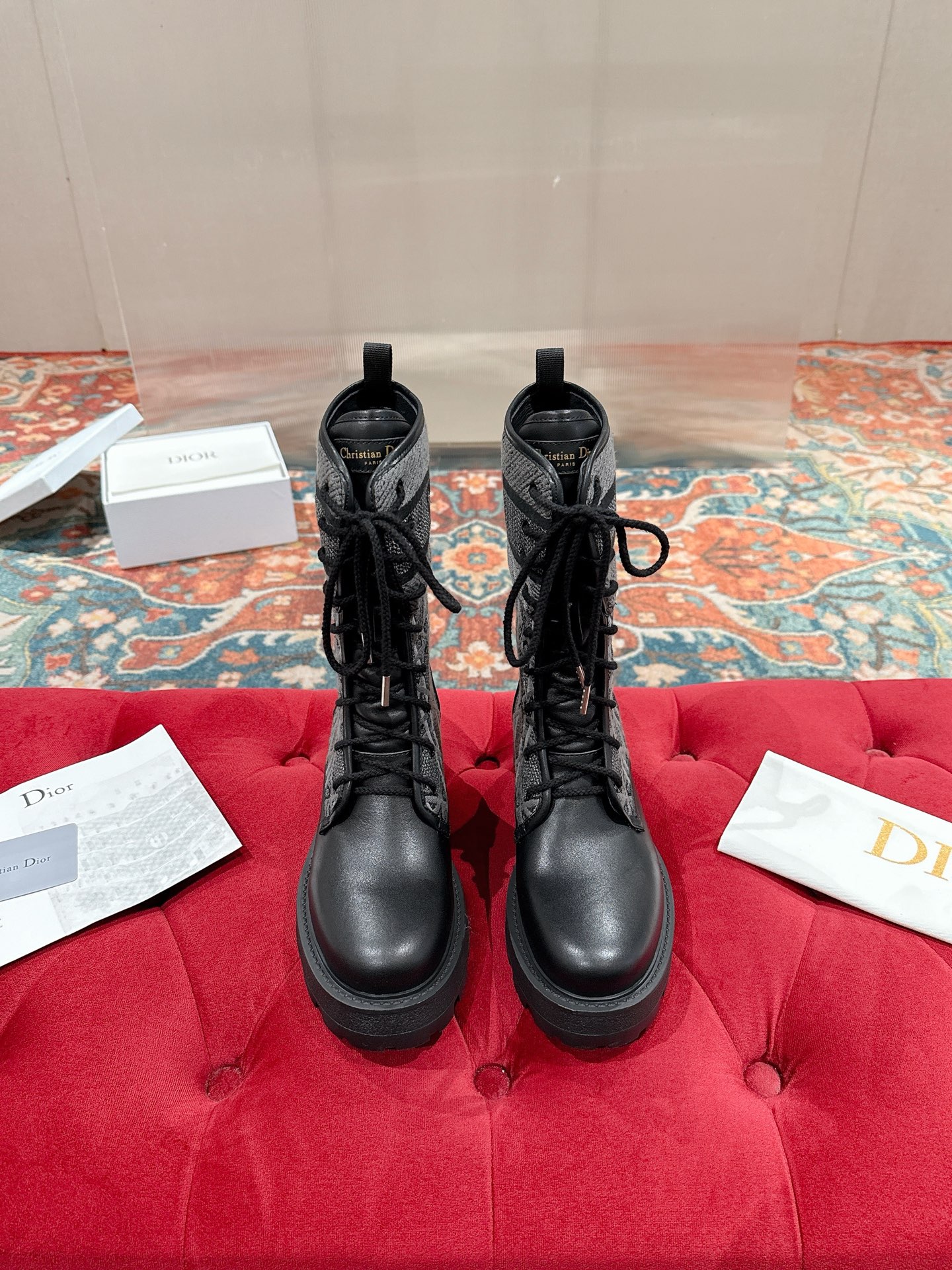 NO:559005,Dior Dior's classic knight boots in autumn and winter, many celebrity Internet celebrities have planted grass. They are fashionable and trendy at the same time. They are cool and handsome boots. Not only are they great-looking and brand-recognizable, but the three-dimensional sense of the embroidery is also awesome!  Fly-woven fabric + imported first-layer cowhide + silk sheepskin lining, rubber non-slip wear-resistant bottom, code number: 35-40 (40 customized, non-returnable), boots, dior, dior, boots, cowhide, sheepskin19860909Dior迪奥秋冬经典骑士靴,超多明星网红种草 时尚与潮流同时拥有,可酷可帅的一款靴子,不仅颜值爆棚有品牌辨识度,刺绣的立体感也是超A哒！飞织面料+进口头层牛皮+丝绸羊皮里,橡胶防滑耐磨底 码数:35-40（40定制 不退换）,靴子,dior,dior,boots,cowhide,sheepskin,Women's Shoes