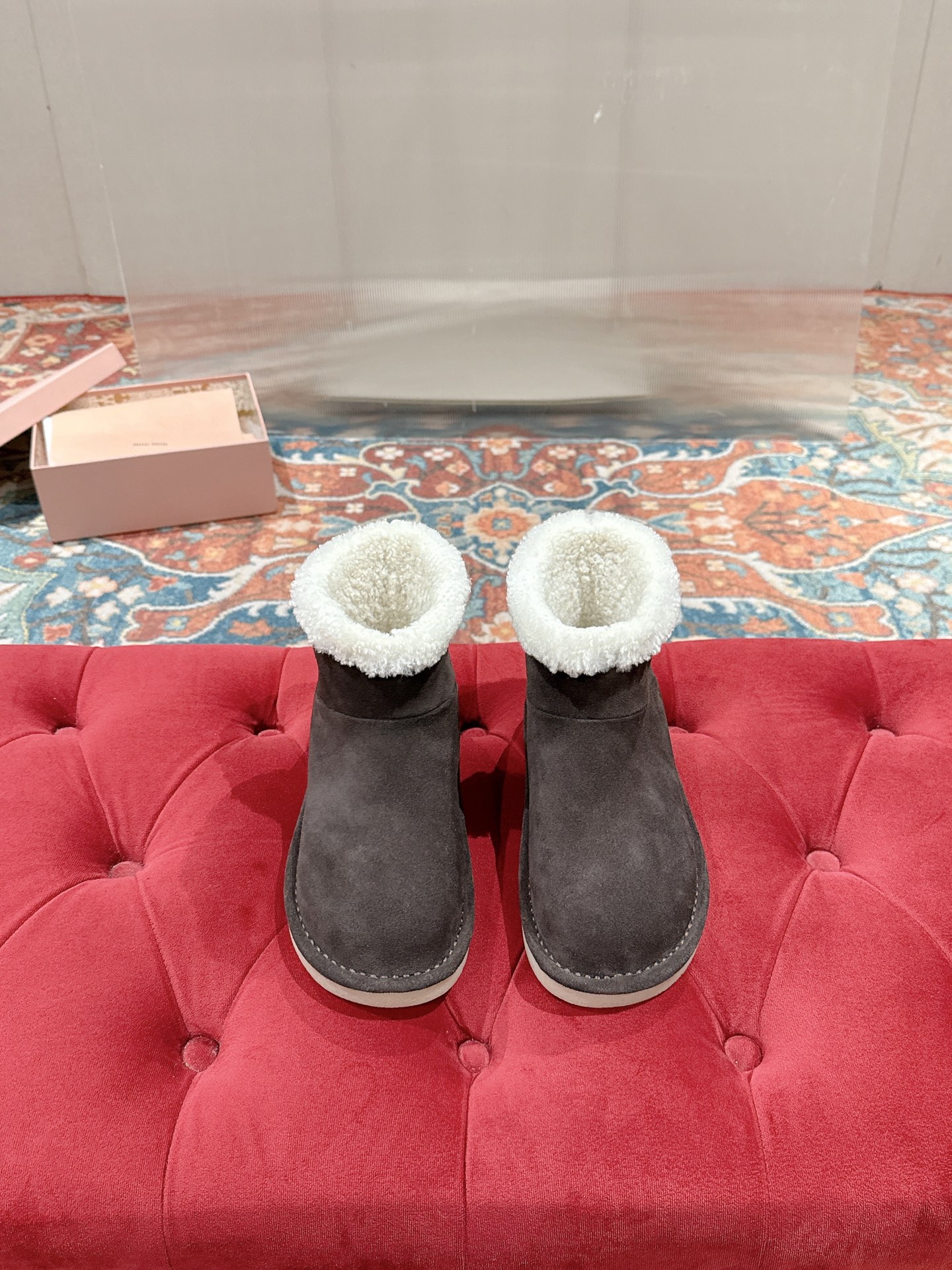 NO:561231,MiuMiu* pure wool snow boots are the warmest choice for sweet and cool girls in winter. Snow boots are a new level of sweetness and coolness. From styling to details, they have the right combination of girliness and warmth. The mercerized cow suede fabric has a delicate and high-end feel. The wool edge of the shoe mouth is fluffy and soft, which is visually very warm. It can also modify the ankle line and make the calves look slimmer. The original 1:1 crystal light material outsole is very suitable for daily outings and winter commuting. Size: 35-40 (40 customized)  No return or exchange), snow boots, miumiu, boots19860909MiuMiu*纯羊毛雪地靴  冬日甜酷少女的温暖选择雪地靴甜酷新高度 从造型到细节 把少女感与保暖性拿捏刚好 丝光牛反绒面料自带细腻高级感 鞋口羊毛绒边蓬松柔软 视觉上就很暖 还能修饰脚踝线条 让小腿看起来更纤细 原版1:1水晶轻料大底 无论是日常出街还是冬日通勤 都很合适码数:35-40（40定制 不退换）,雪地靴,miumiu,boots,Women's Shoes
