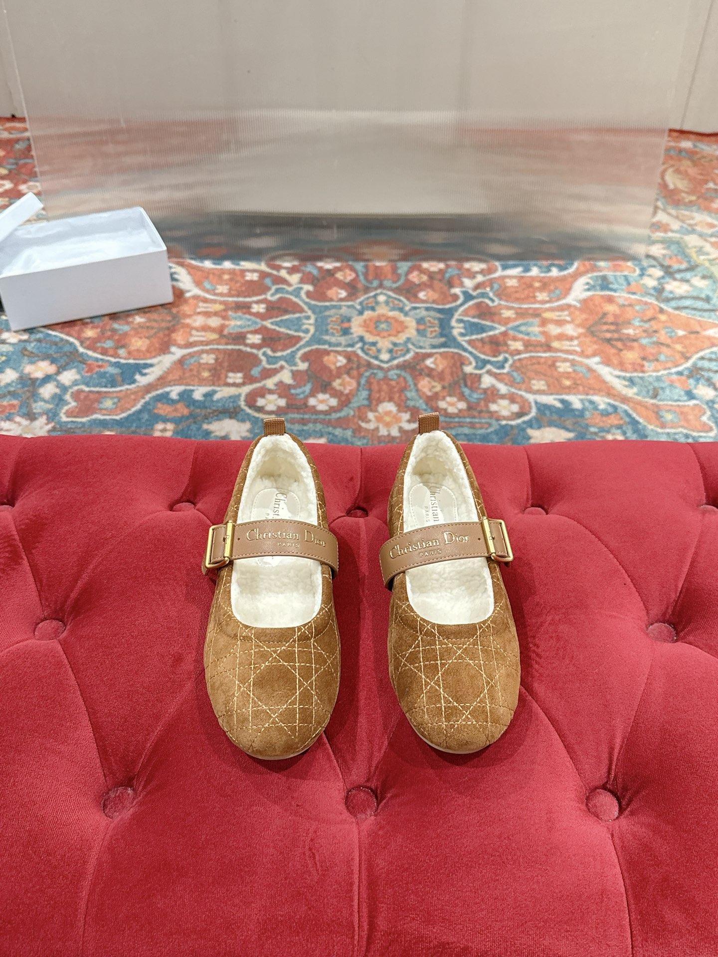 NO:617073,Dior Dior 25ss new autumn and winter wool Mary Jane ballet shoes. Classic Dior cannage pattern elements. Dior Frost ballet shoes are from the DiorAlps limited series, elegant and comfortable. The suede cow leather upper is decorated with cannage pattern, and the white shearling effect lining can create a comfortable wearing experience. The adjustable cow leather strap is embellished with gold finish Christian Dior Paris  Logo buckle, paired with notched rubber soles for a more refined look19860909迪奥 Dior 25ss 秋冬新品 羊毛玛丽珍 芭蕾舞鞋 经典的迪奥藤格纹元素 Dior Frost 芭蕾鞋来自 DiorAlps 限定系列,优雅舒适.绒面牛皮革鞋面饰以藤格纹图案,白色羊毛皮效果里料可打造舒适的穿着体验.可调节牛皮革系带点缀以金色饰面 Christian Dior Paris 标志搭扣,搭配凹口橡胶鞋底更显精致Size:35-40（40定制不退换）,玛丽珍,dior,dior,loro piana,mary jane,cowhide,Women's Shoes