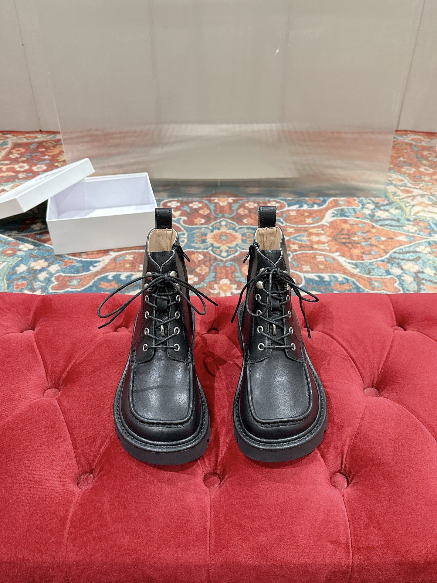 NO:617070,LOEWE/Loewe F036 26ss new star style strappy retro Martin boots British style short boots for autumn and winter. Original purchase, details are in place. This will be an explosive version that detonates autumn and winter, worth owning. Unique fashion trend leading style, highly recommended to stock up and buy. The shoe style is great, the leather is soft and comfortable, and it can be paired with a dress and leggings. Upper: original imported polished cowhide. Lining: sheep leather.  Outsole: Z:1 open mold outsole Size: 35-39 (40.41 customization is not returnable), boots loafers, loewe, loewe, loafers, boots, skirts, cowhide, sheepskin19860909LOEWE/罗意威F036 26ss秋冬新款明星同款绑带复古马丁靴英伦风短靴 原版购入,细节把控到位.这将是引爆秋冬的一款爆版,值得拥有.独具时尚潮流领先风格,强烈推荐备货购入 鞋型韵味超赞,皮质柔软舒适度极高,搭配连衣裙 束脚工裤装 鞋面:原版进口擦色牛皮 内里:绵羊皮 大底:Z:1开模大底 码数:35-39 (40.41定制不退换),靴子乐福鞋,loewe,loewe,loafers,boots,skirts,cowhide,sheepskin,Women's Shoes