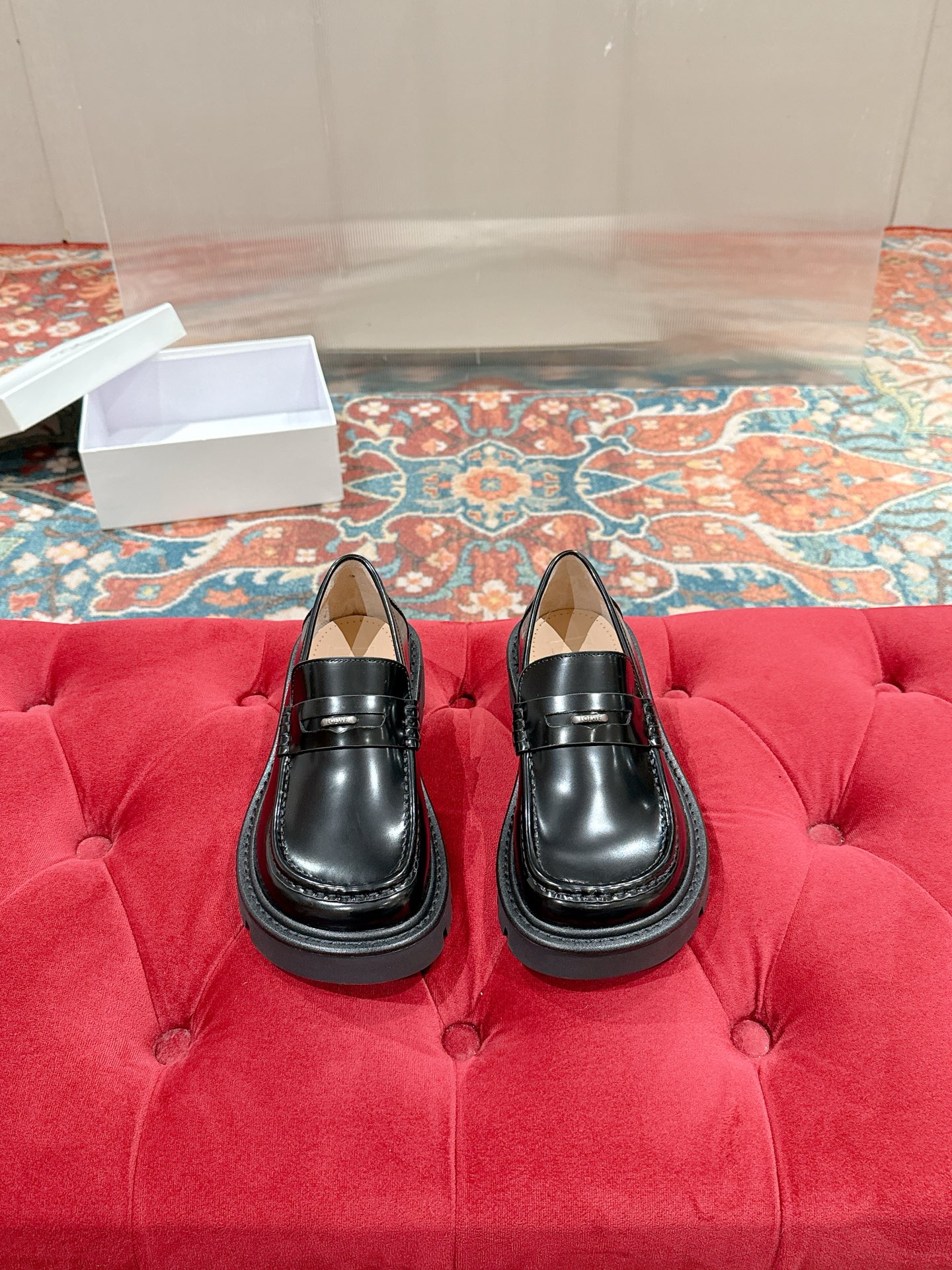 NO:617089,LOEWE/Loewe F036 26ss early spring catwalk new style star loafers, one-leg casual small leather shoes. Purchased as an original version, the details are in place. This will be an explosive version that will detonate autumn and winter. It is worth owning. It has unique fashion and trend-leading style. It is highly recommended to stock up and purchase. The shoe style is great, the leather is soft and comfortable, and it can be paired with a dress and leggings. Upper: original imported polished cowhide. Inner: sheep leather.  Outsole: ZP one-to-one open mold outsole Size: 35-39 (40.41 customized, non-refundable), boots loafers, loewe, loewe, loafers, boots, skirts, cowhide, sheepskin19860909LOEWE/罗意威F036 26ss早春走秀新款明星同款乐福鞋一脚蹬休闲小皮鞋 原版购入,细节把控到位.这将是引爆秋冬的一款爆版,值得拥有.独具时尚潮流领先风格,强烈推荐备货购入 鞋型韵味超赞,皮质柔软舒适度极高,搭配连衣裙 束脚工裤装 鞋面:原版进口擦色牛皮 内里:绵羊皮 大底:ZP一比一开模大底 码数:35-39 (40.41定制不退换),靴子乐福鞋,loewe,loewe,loafers,boots,skirts,cowhide,sheepskin,Women's Shoes