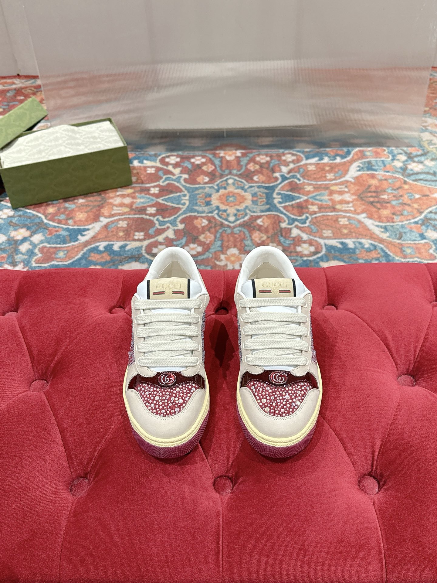 NO:630014,Women's Gucci - Purchasing version of GG series distressed dirty shoes - hot style is coming!  9 times out of 10 sales, you will definitely get the money. Ready stock!  Spot goods!  Spot goods!  New colors added - the ultimate version on the market!  Purchase the original version and develop it... fabric, material, outsole, and details can be compared at will!  Open molded Swarovski one-to-one replica rhinestone chain...Metal cherry pendant...Metal double G crystal cylindrical mark...Gucci original customized narrow webbing...Super flash series - flash diamond chain. The cherry decoration is detachable and can be changed into two for any combination to highlight your personality. Exclusive color-brushed cowhide fabric. Hand-made distressed is very textured and has a sense of luxury!  The details of the workmanship can be seen in the picture, and no line is missed. The original terry cloth is delicate, soft and more comfortable and breathable. The privately stamped two-color original TPU outsole (lower layer is wider and the upper layer is narrower). Matching packaging. Size female 35-40 (female 40 customized), casual shoes/sports shoes, gucci, swarovski, sneakers, cowhide19860909女 Gucci————代购版本 GG系列做旧小脏鞋-爆款来袭！ 十转九卖必上款 现货！现货！现货！新色加推-市场终极版本！ 购原版开发….面料 材质 大底 细节任意对比！ 开模施华洛世奇一比一精复刻水钻链.....金属樱桃吊坠……金属双G水晶圆柱形标……Gucci原版定制窄织带…… 超闪系列—闪钻链.樱桃装饰可拆卸,一变二任意搭配,彰扬个性 专属擦色牛皮面料.手工做旧非常有质感,自带高级感！ 做工细节图可体现,不放过一条线. 原版毛巾布里细腻柔软更舒适透气,私模钢印双色原版TPU大底(下层宽,上层窄) 配套包装 码数女35-40（女40 定制）,休闲鞋/运动鞋,gucci,swarovski,sneakers,cowhide,Women's Shoes