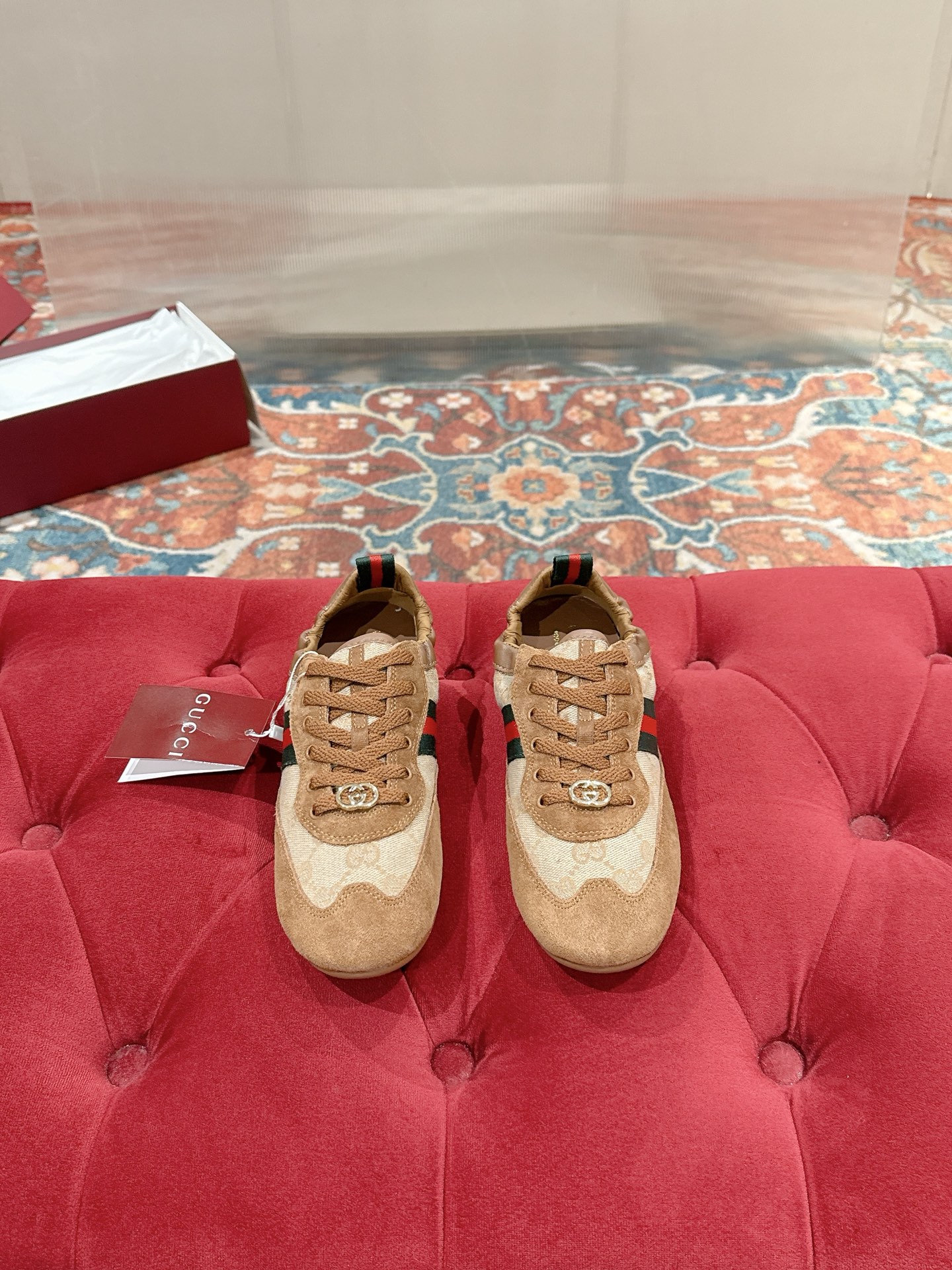 NO:649781,The latest model of Gucci Shift series sports shoes, lace-up casual moral training shoes, many celebrities and Internet celebrities have planted grass. Gucci Shift series is newly launched, with super popular thin sole design.  Lightweight and rejuvenated interpretation of sports style. The neat silhouette adds freedom and exquisite texture when moving. The webbing details are like an endless ribbon running through the entire design, and the side stitching details add the finishing touch. Upper: Original custom-made cowhide + breathable mesh color matching technology. Outsole: Original molded bottom. Size: 35-39 (40 customized, non-returnable), casual shoes/sports shoes, gucci, gucci, sneakers19860909Gucci古驰Shift系列最新款运动鞋系带休闲德训鞋 超多明星网红种草 Gucci Shift系列全新上市,超火的薄底设计 轻盈焕新诠释运动风尚.利落廓形更添自在本色,行动间彰显精致质感.织带细节宛如一道延绵不绝的饰带贯穿于整个设计,侧边缝线细节增添点睛之笔鞋面:原版定制牛猄+透气网拼色工艺大底:原版开模成型底Size:35-39（40定制 不退换）,休闲鞋/运动鞋,gucci,gucci,sneakers,Women's Shoes