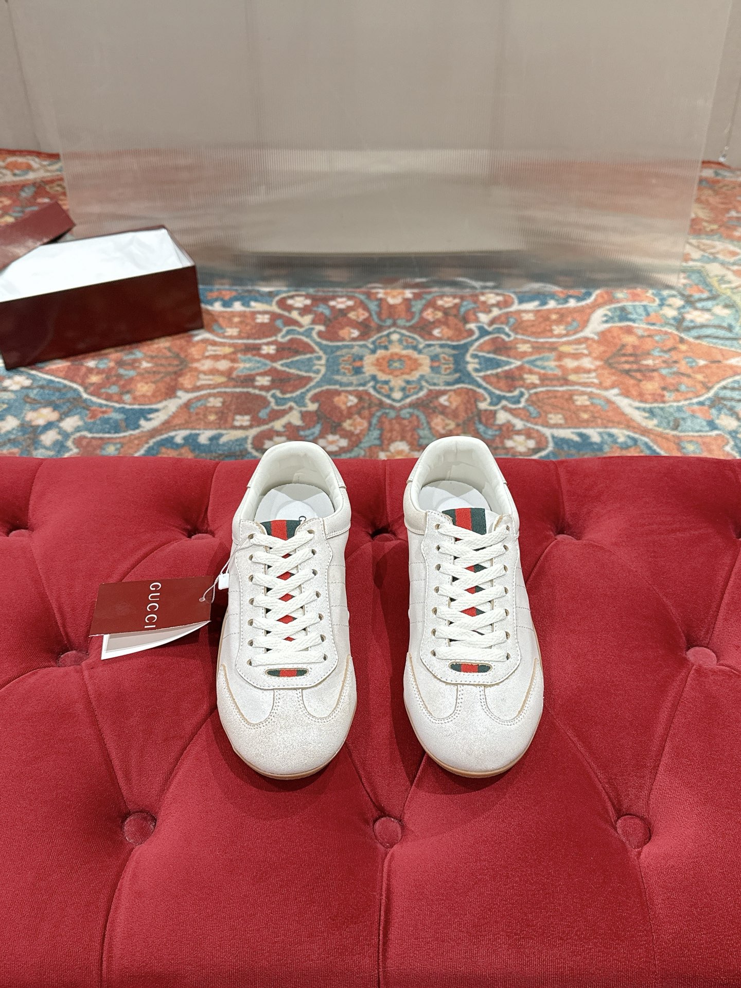 NO:679277,Gucci Gucci Shift Series Couple Style Retro Moral Shoes Casual Sports Shoes Original Purchased Development Made Goods Gucci Shift Series is newly launched, with lightweight design that reinterprets sports style. The neat silhouette adds freedom and reveals exquisite texture when moving. The webbing details are like an endless ribbon running through the entire design, and the side stitching details add the finishing touch. Size: Female 35-39 (40  Customized (no return or exchange), casual shoes/sports shoes, gucci, gucci, sneakers19860909Gucci古驰Shift系列 情侣款 复古 德训鞋 休闲 运动鞋 原版购入开发 做货 Gucci Shift系列全新上市,轻盈设计焕新诠释运动风尚.利落廓形更添自在本色,行动间彰显精致质感.织带细节宛如一道延绵不绝的饰带贯穿于整个设计,侧边缝线细节增添点睛之笔Size: 女35-39（40 定制不退换）,休闲鞋/运动鞋,gucci,gucci,sneakers,Women's Shoes