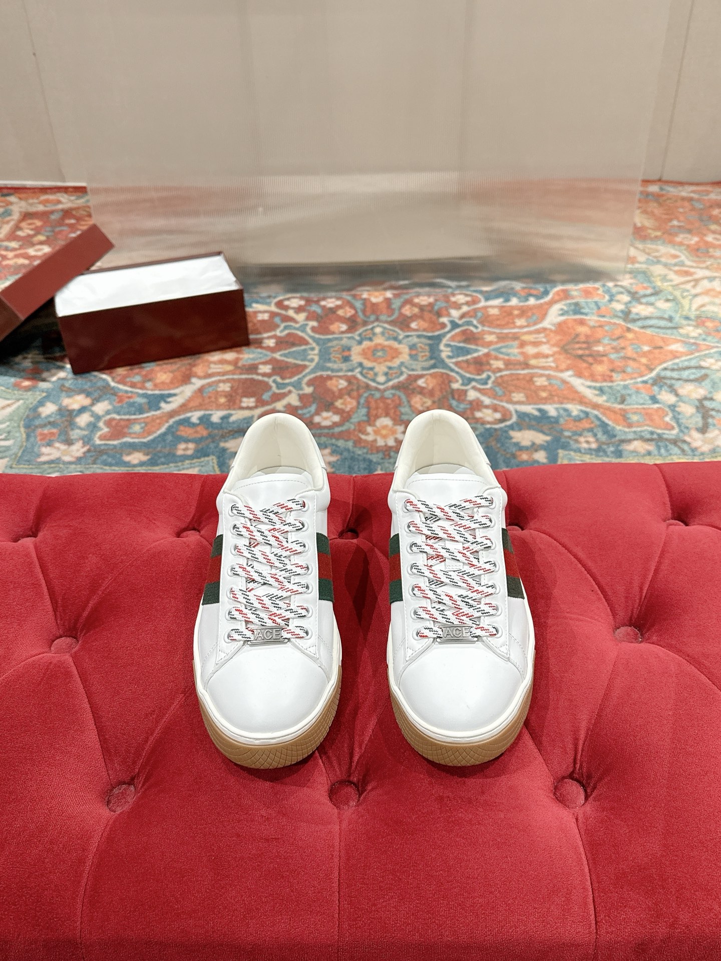 NO:679275,Gucci's latest ACE series casual sports shoes, the same style as all the stars. Classic brown canvas + leather splicing, red and green stripes on the side are very recognizable. Perfect shoe last, OK for daily casual wear, super beautiful and comfortable on the feet, a must-have for fashionistas. Fabric: Original custom imported first-layer cowhide. Lining: Custom imported cowhide. Outsole: Original open-molded non-slip TPU bottom. Bottom thickness: 2.5cm. Size: Men's 39-44 (45 customized).  No returns or exchanges), casual shoes/sports shoes, gucci, gucci, sneakers, cowhide19860909Gucci古驰 最新ACE系列 休闲运动鞋 众明星同款 经典棕色帆布+皮革拼接,侧面红绿条纹超有辨识度.完美鞋楦,日常休闲穿搭都很OK,上脚超美且舒服,潮人必入 面料:原版定制进口头层牛皮 内里:定制进口牛皮 大底:原版开模防滑TPU底 底厚:2.5cm Size:男款39-44（45定制 不退换）,休闲鞋/运动鞋,gucci,gucci,sneakers,cowhide,Women's Shoes