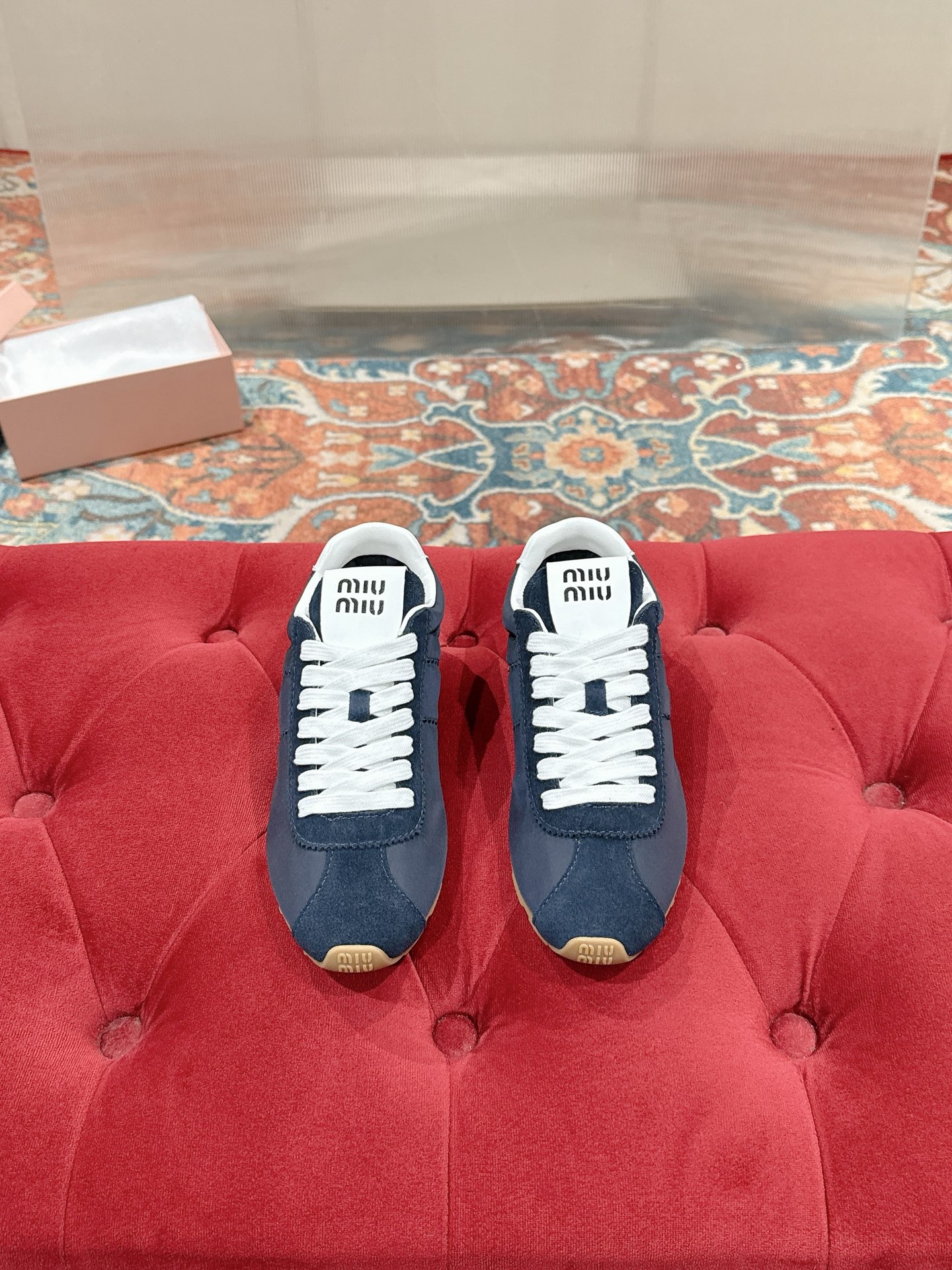 NO:681963,Miumiu early spring new moral training shoes are coming. A must-have item for early spring. The soft and waxy sheepskin lining is matched with Miumiu girl's exclusive cowhide fabric. The super soft and versatile raw rubber combination outsole is non-slip and wear-resistant and not tiring on the feet. size: 35-40 (40 customized, non-returnable), casual shoes/sports shoes, miumiu, sneakers, cowhide, sheepskin19860909Miumiu 早春 新款德训鞋火爆来袭 早春穿搭必备单品 软糯的绵羊皮内里搭配缪缪女孩专属牛皮面料,超软超百搭爆走生胶组合大底防滑耐磨的同时也不累脚 size:35-40（40定制 不退换）,休闲鞋/运动鞋,miumiu,sneakers,cowhide,sheepskin,Women's Shoes