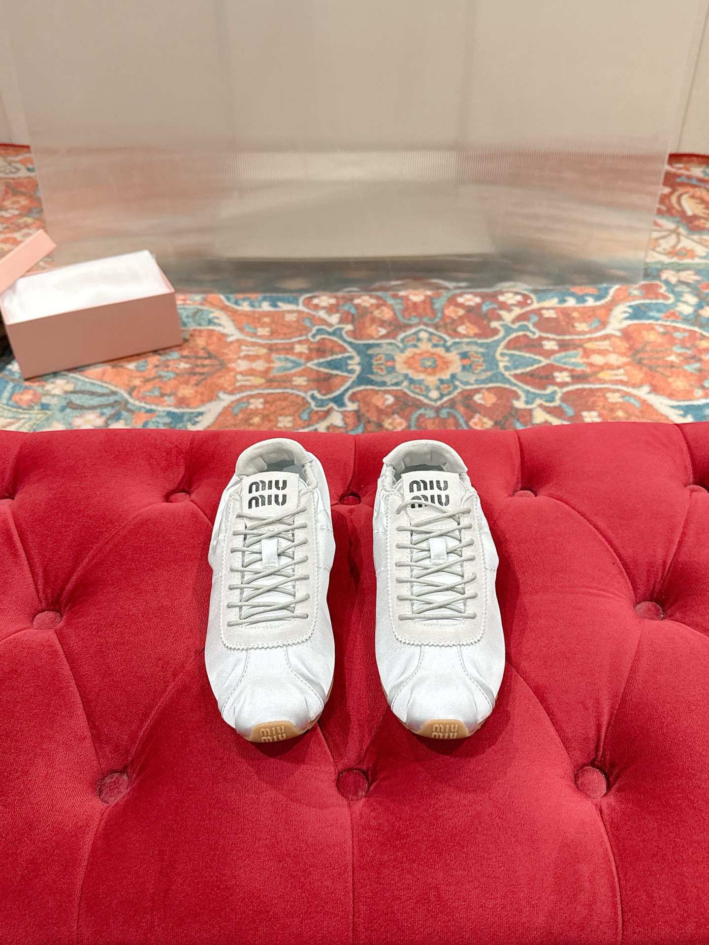 NO:681960,MM Miu Miu's new 2026 early spring Plume sneakers. The ultra-light design meets the essence of satin, evoking the charm of classic ballet shoes, exploring exquisite color matching and unique details, showing Miu Miu's experimental spirit. The silk texture fabric is really noble, super soft and comfortable on the feet, full of girly feeling. Size: 35-40 (40 customized, non-returnable), ballet shoes, miumiu, sneakers19860909MM 缪缪2026早春新款Plume运动鞋 超轻设计与缎面精髓相遇,唤起经典芭蕾舞鞋的魅力,探索精致的色彩搭配和独特细节,展现Miu Miu的实验精神丝绸质感面料真的好显贵上脚超软超舒服 少女感十足Size:35-40（40定制 不退换）,芭蕾舞鞋,miumiu,sneakers,Women's Shoes