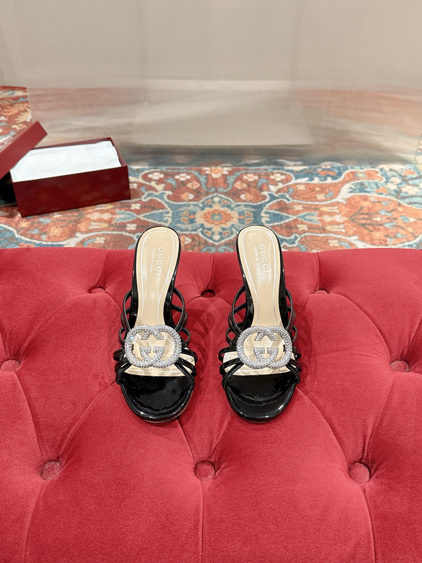 NO:705927,Gucci's latest crystal diamond inlaid interlocking double G buckle slippers, wine glass horseshoe heels, noble sandals and high heels, elegant and neat lines, both versatile and refined style. Upper: imported patent leather/metal leather, lining/foot pads, high-grade lambskin. Outsole: Italian top genuine leather sole. Heel height: 8.5cm. Size: 35-39 (40.41 customization is non-refundable). Slippers, gucci, high heels, slippers, sheepskin.19860909Gucci最新款水晶钻镶嵌互扣式双G扣拖鞋,酒杯马蹄跟,高贵凉拖鞋高跟鞋,鞋型线条优雅利落,兼具百搭与精致格调 鞋面:进口漆皮/金属皮 内里/垫脚高档小羊皮 大底:意大利顶级真皮底 跟高:8.5cm Size:35-39（40.41定制不退换）,拖鞋,gucci,high heels,slippers,sheepskin,Women's Shoes